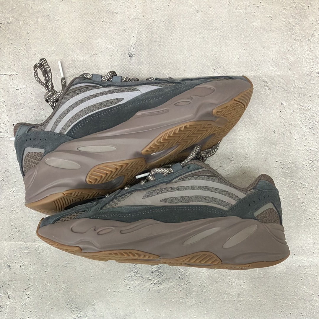 adidas YEEZY Boost 700V2 "Mauve"