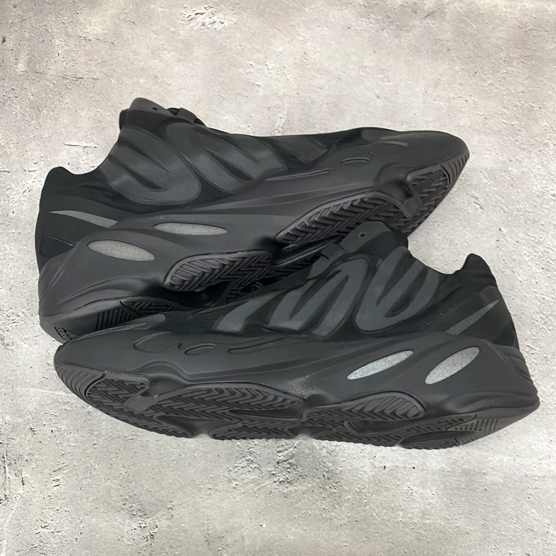 アディダス イージーブースト700 MNVN "ブラック"