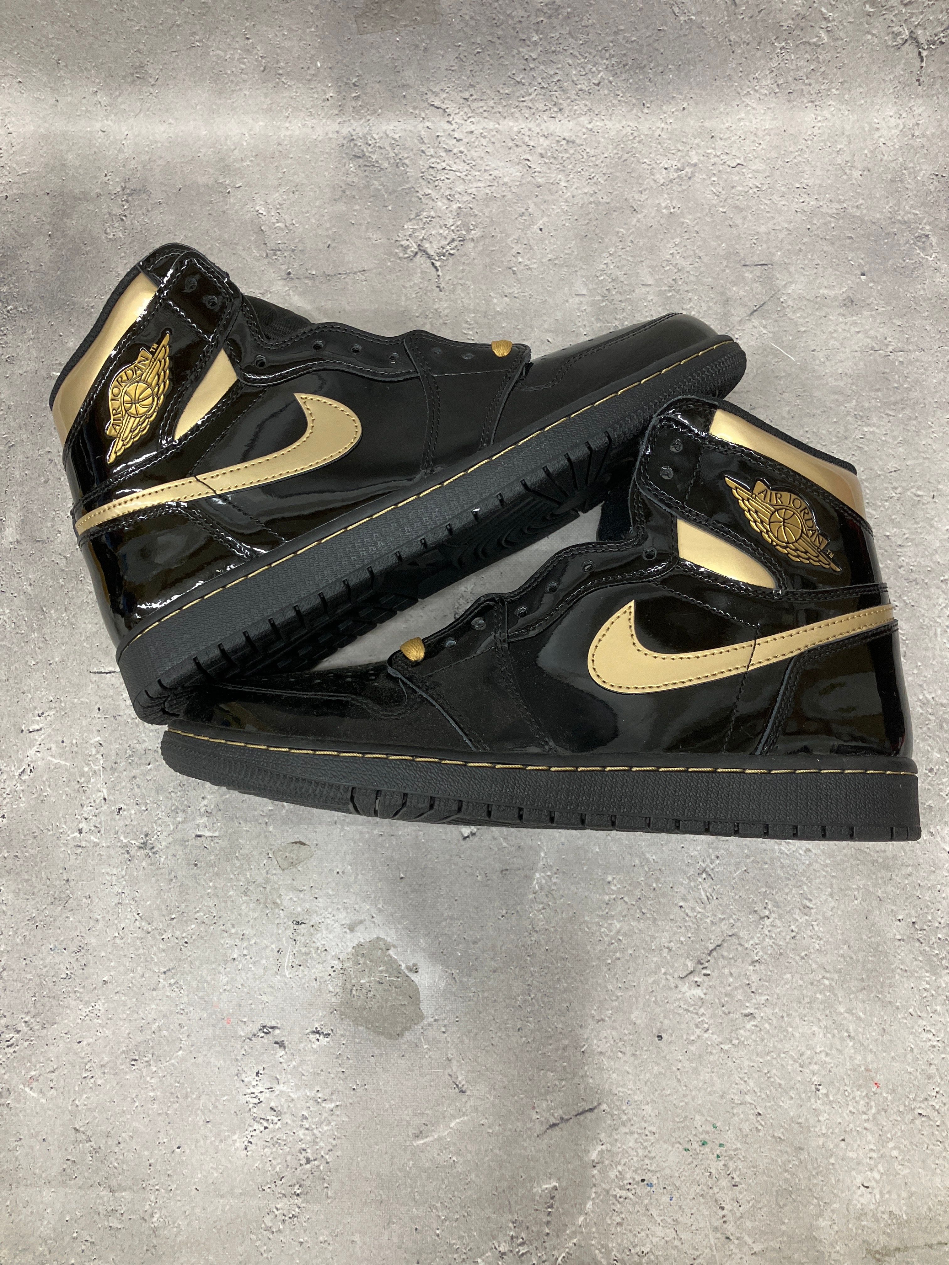 Nike Air Jordan 1 High OG "Black-Metalic Gold"
