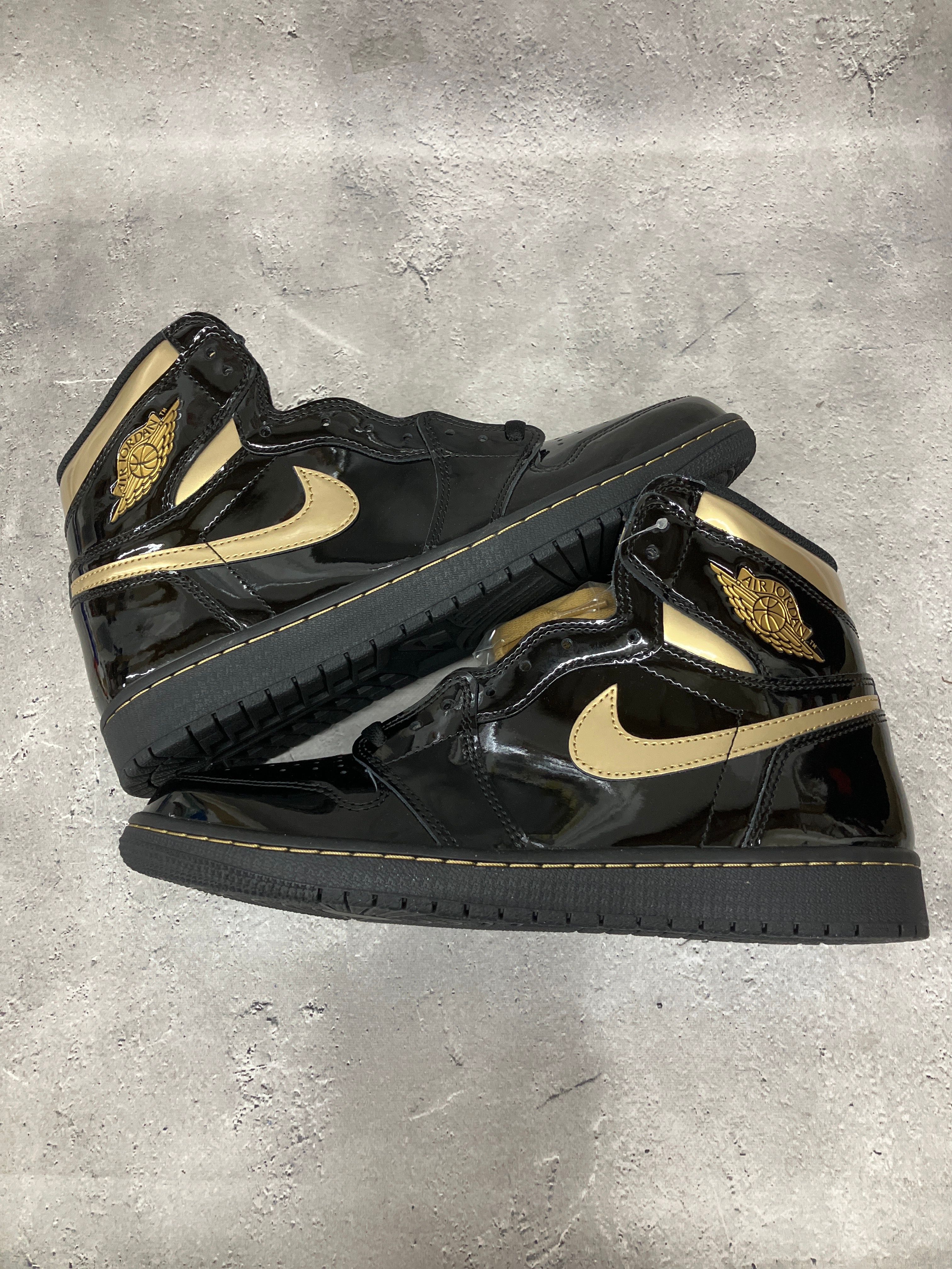 Nike Air Jordan 1 High OG "Black-Metalic Gold"