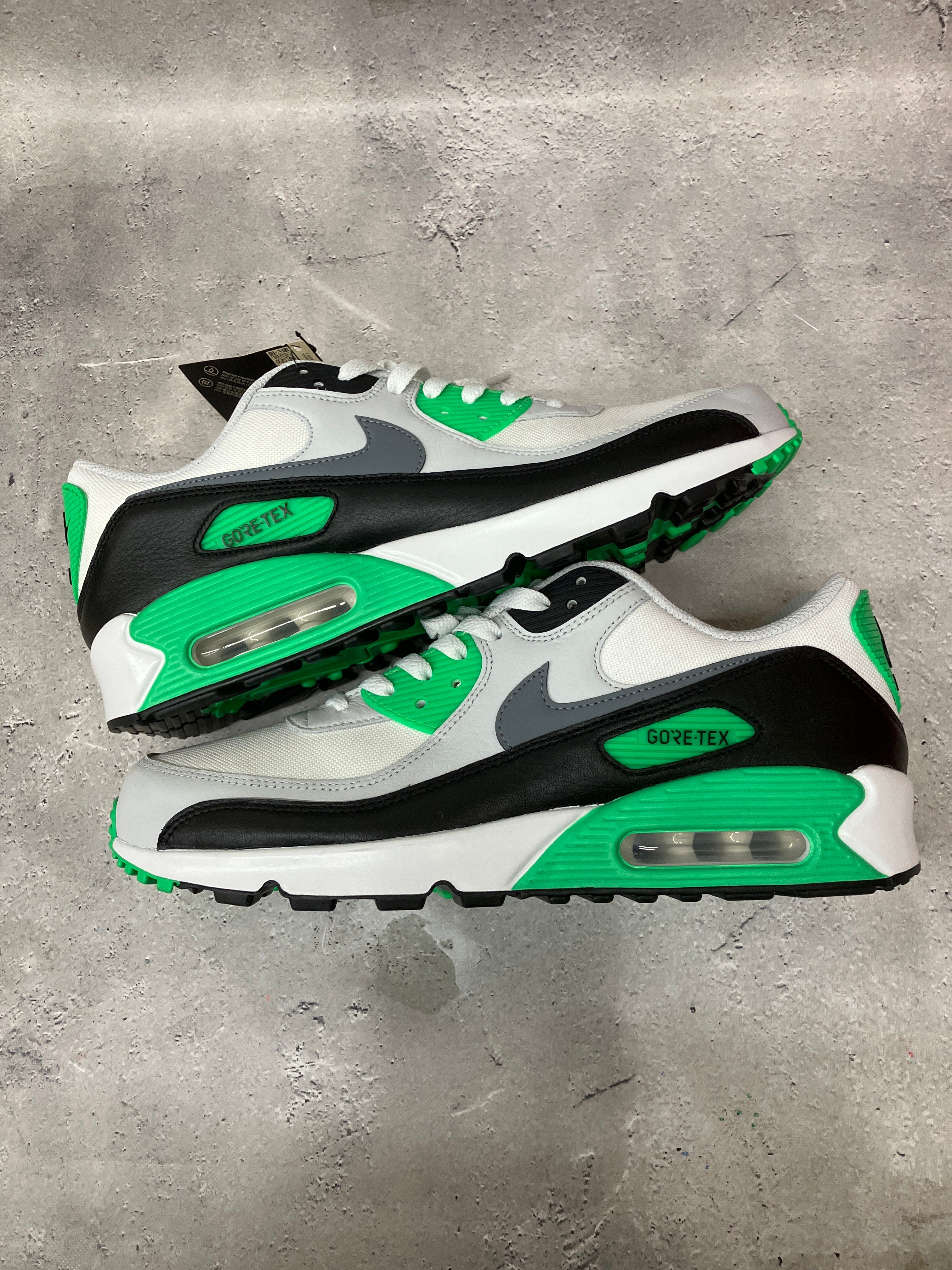 Nike Air Max 90 GORE-TEX "Summit White/Photo Dust/Black/Cool Gray"