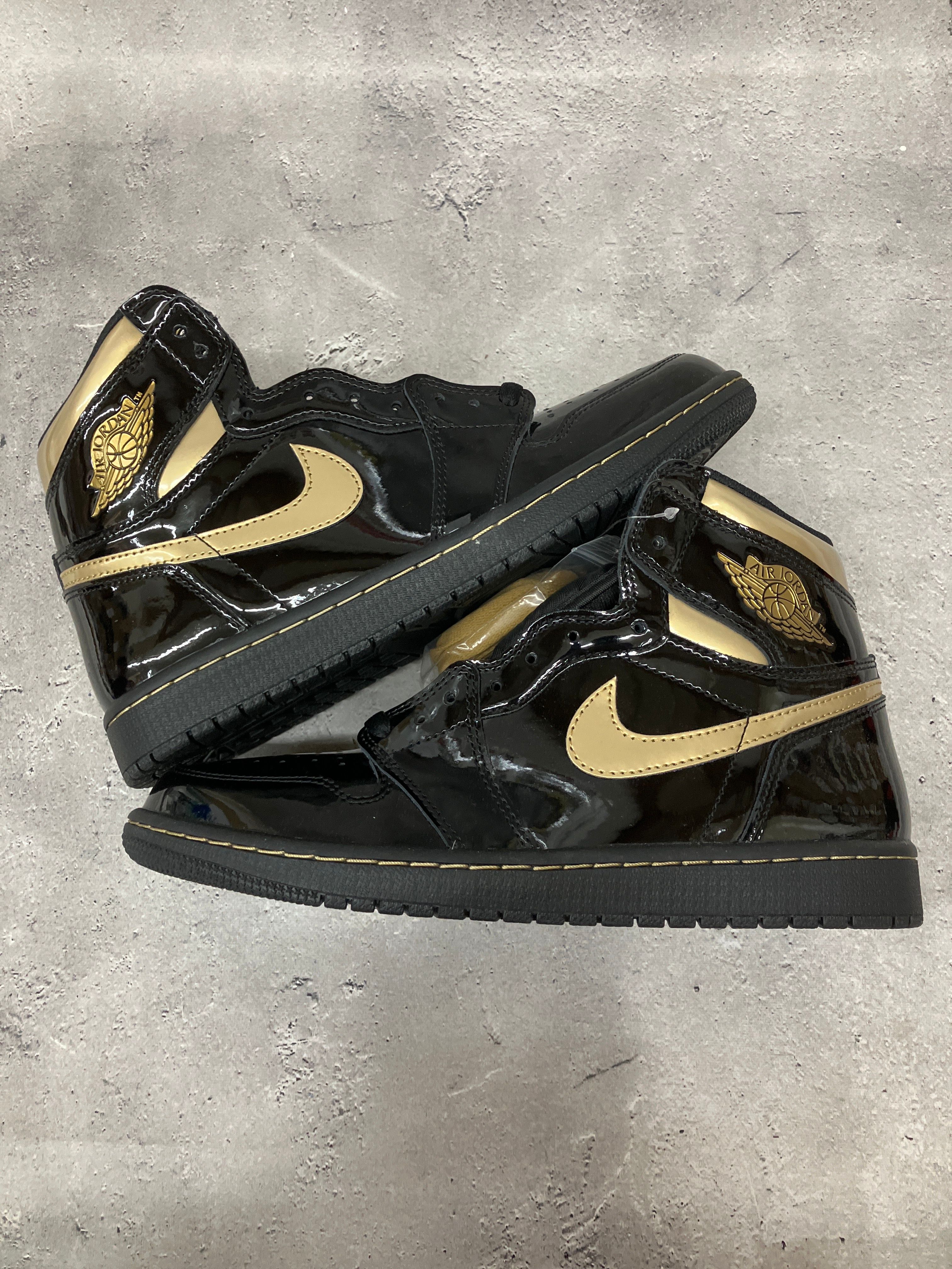 Nike Air Jordan 1 High OG "Black-Metalic Gold"