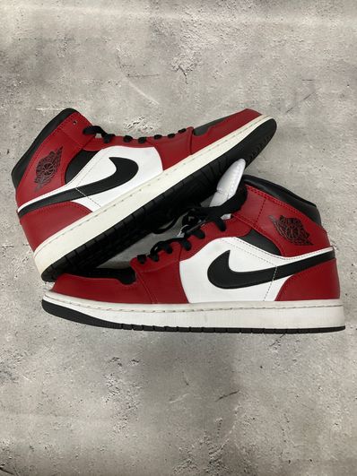 Nike Air Jordan 1 Mid "Chicago Black Toe"