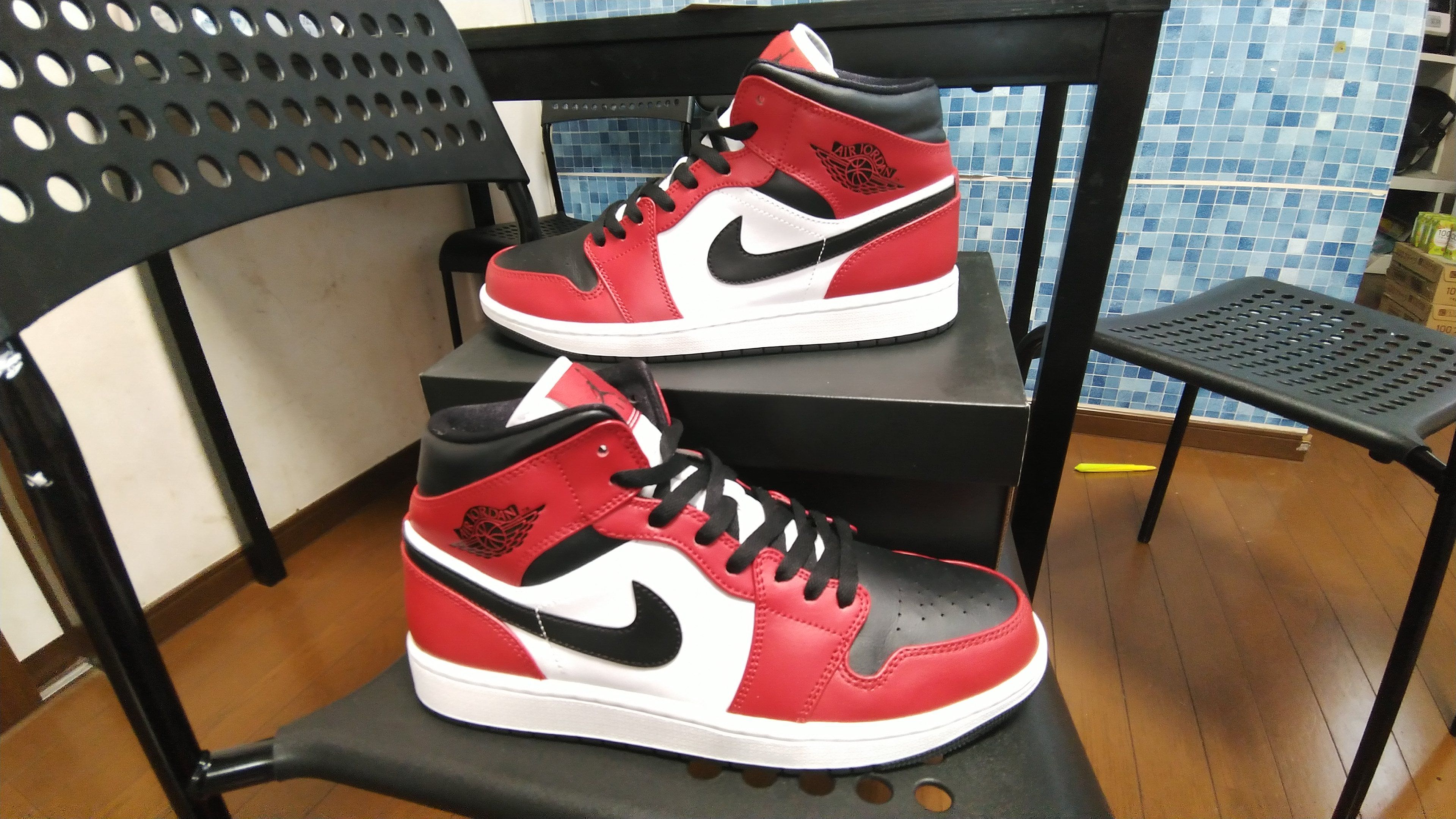 Nike Air Jordan 1 Mid "Chicago Black Toe"