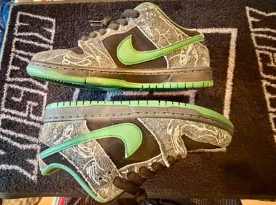There Skateboards × Nike SB Dunk Low Pro "Anthracite and Gorge Green"
