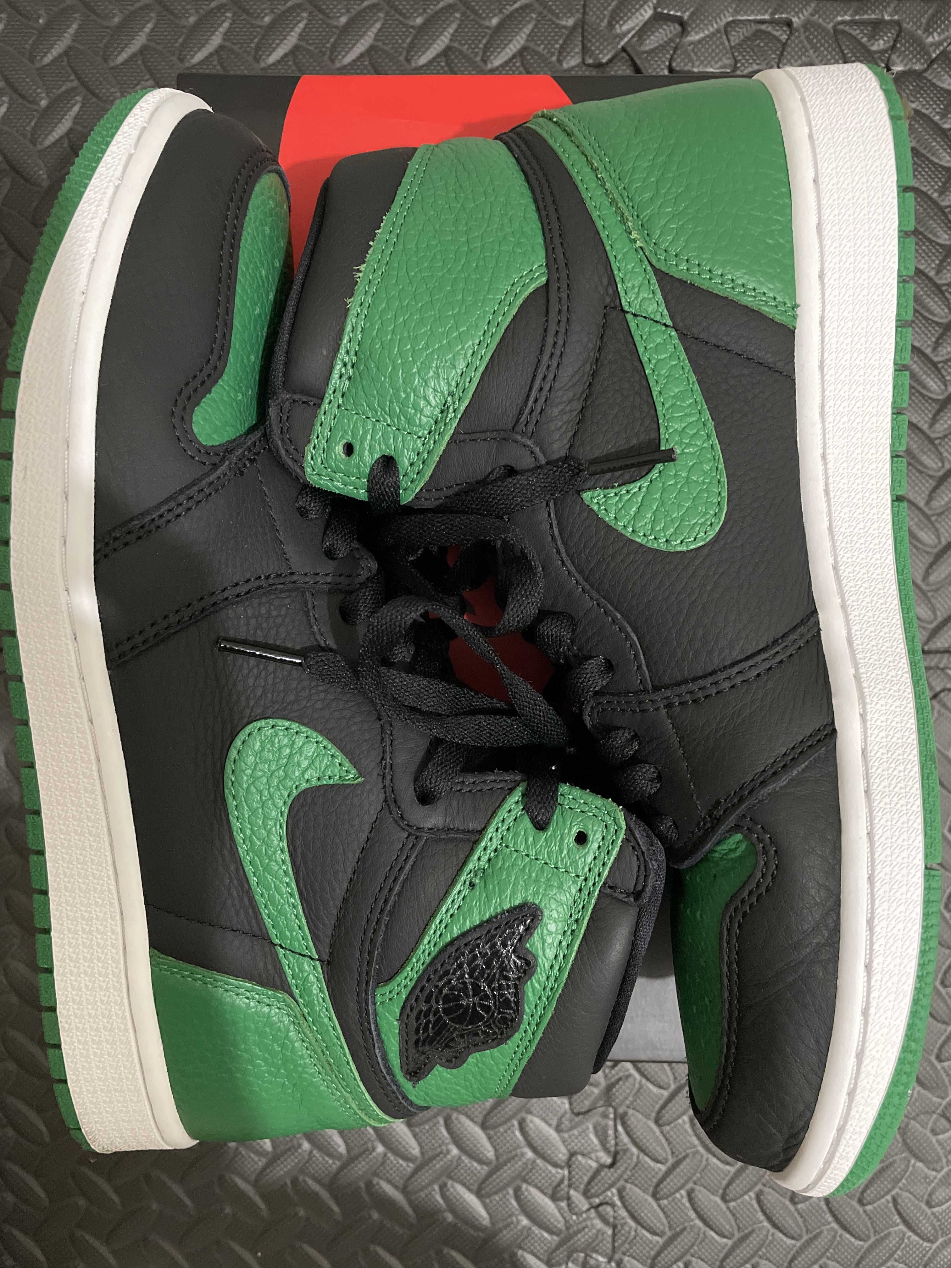 Nike Air Jordan 1 Retro High OG "Black/Pine Green" (2020)