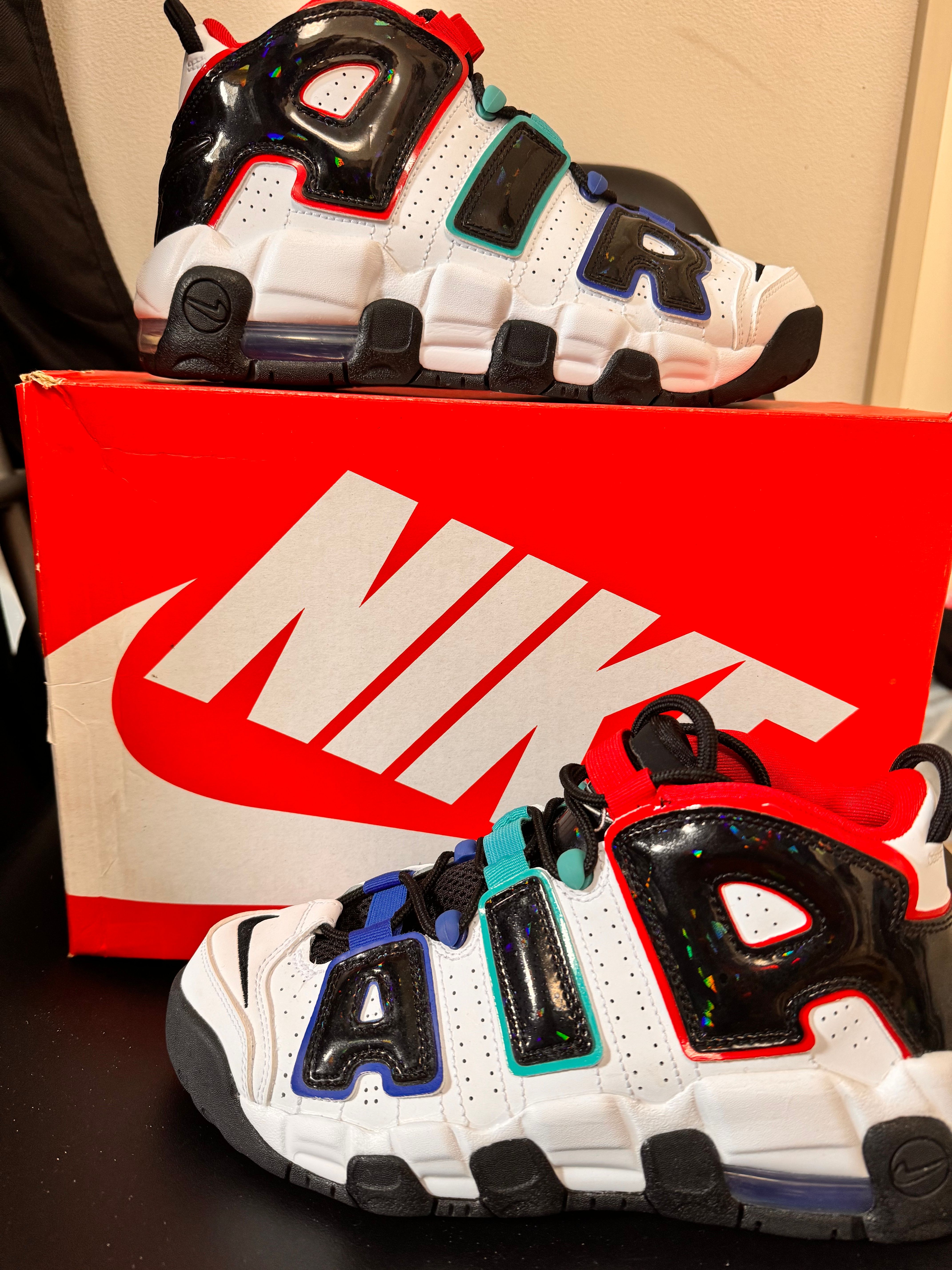 ボスNIKE エア モア アップテンポ 27.cm マルチカラー 楽天市場】【 NIKE AIR MORE UPTEMPO GS 'WHAT THE 90S' / TOTAL