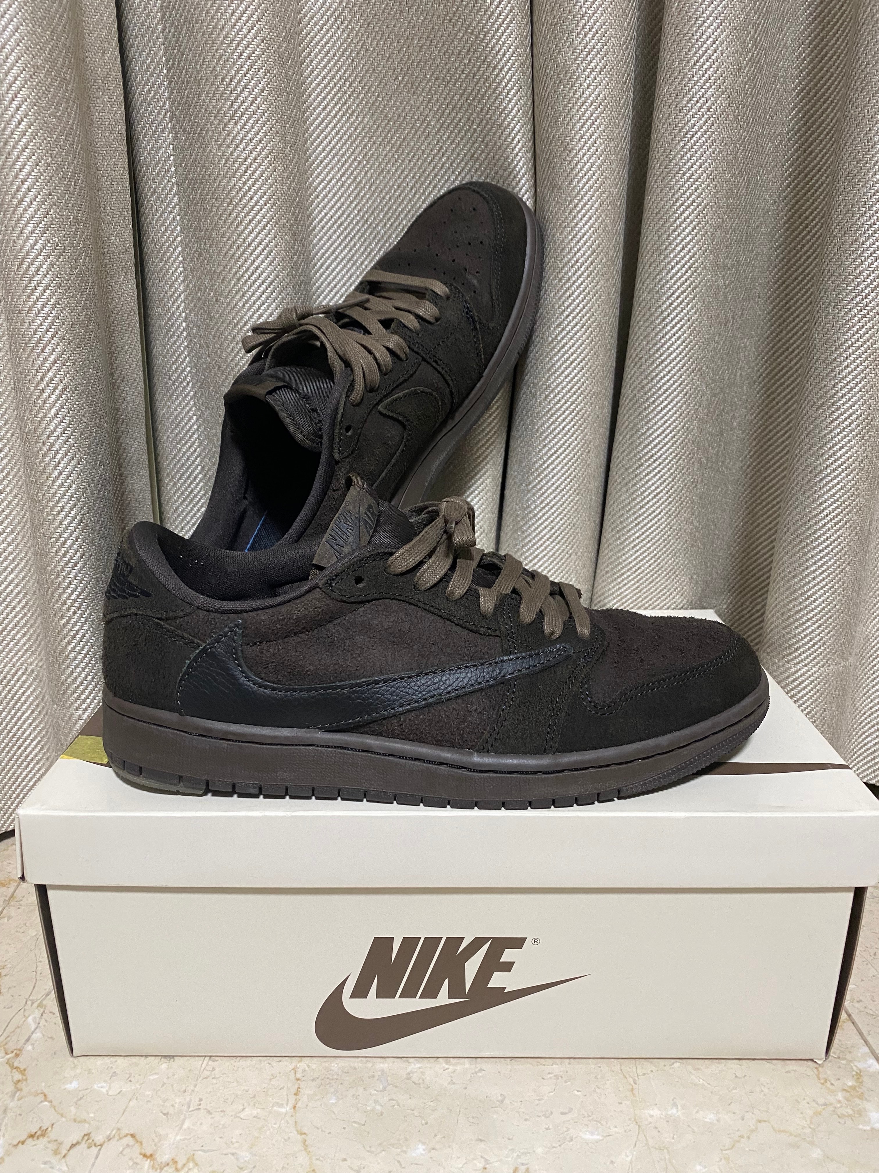 トラヴィススコット × ナイキ エアジョーダン1 ロー OG SP "ベルベットブラウン アンド ダークモカ"