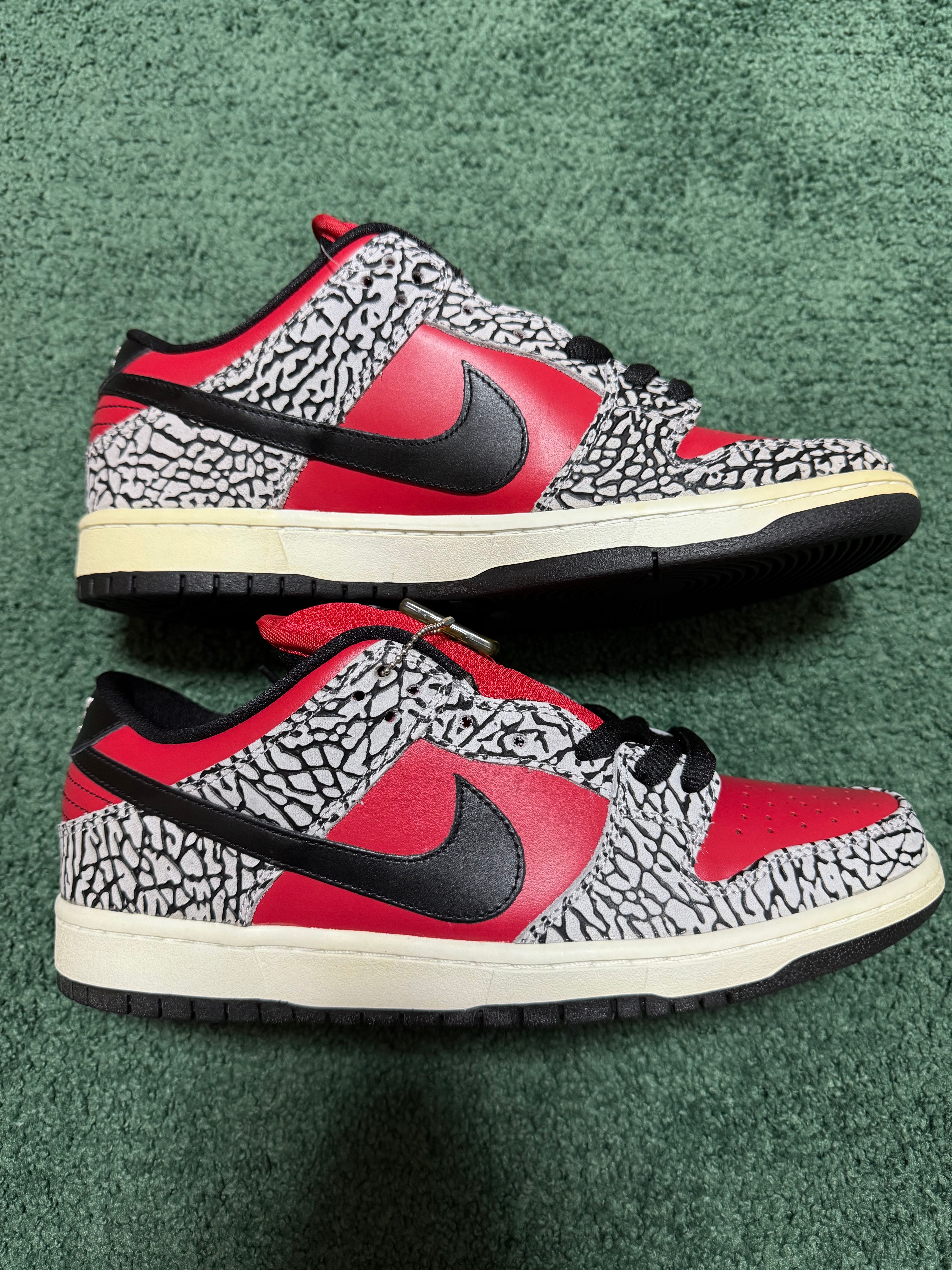 Supreme × Nike SB Dunk Low "Red Cement"(2012)