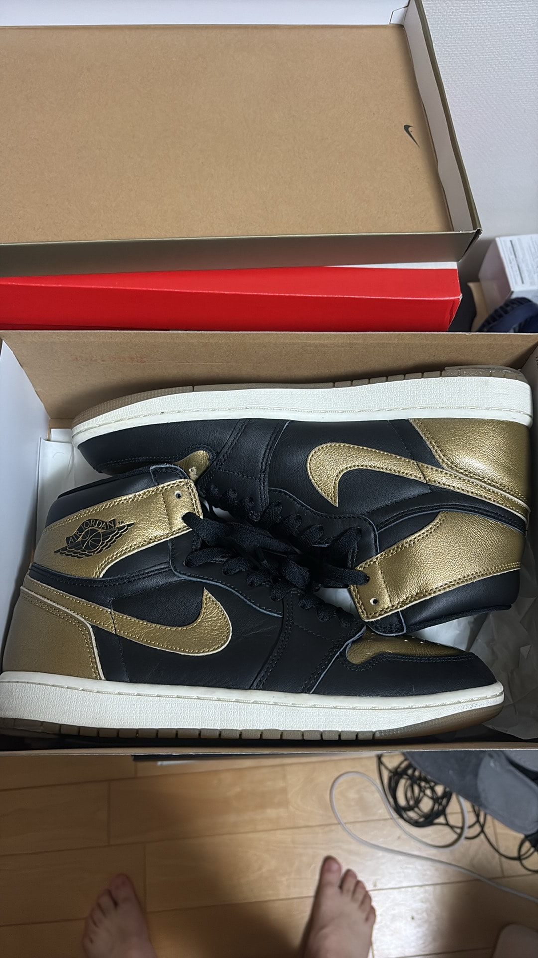 Nike Air Jordan 1 Retro High OG "Black and Gold"