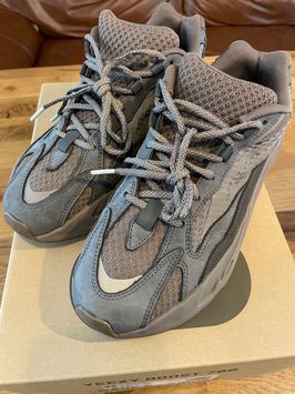 アディダス イージーブースト700V2 "モーブ"