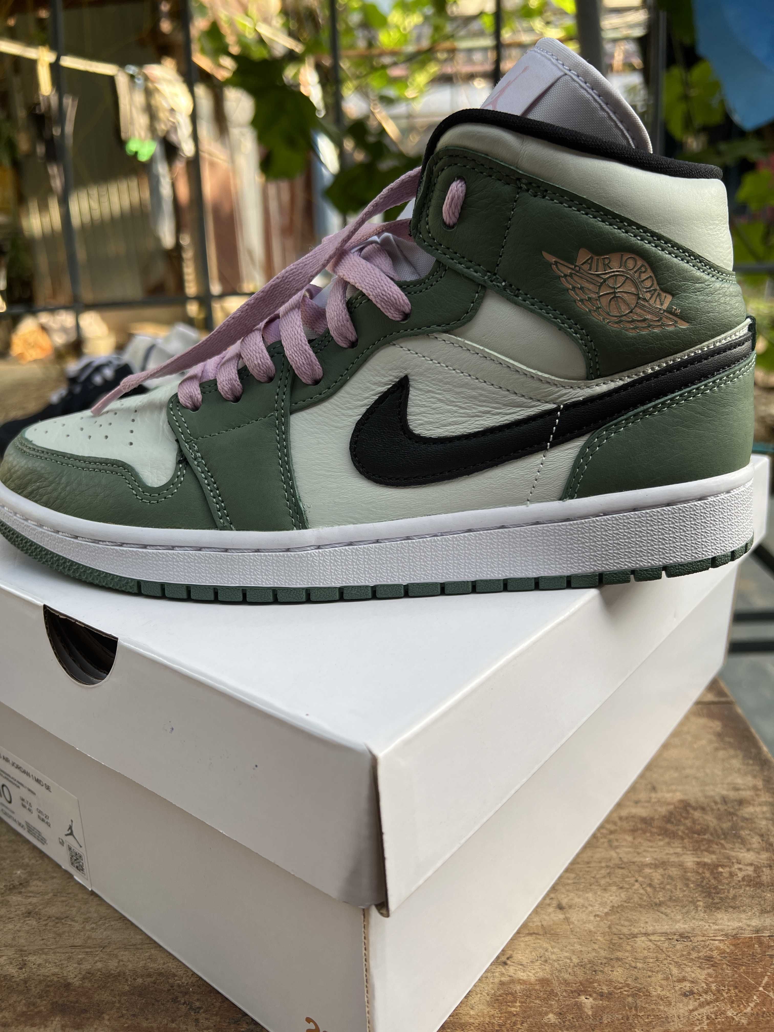 NIKE Women's AIR JORDAN 1 MID SE "DUTCH GREEN"
