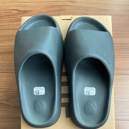 Yeezy Slide (イージー スライド) 人気の新作/中古通販【スニーカー Yeezy Slide (イージー スライド) 人気の新作/中古通販【スニーカー