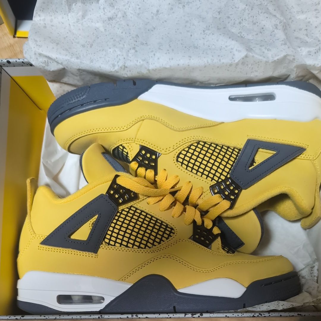 Nike Air Jordan 4 "Tour Yellow"