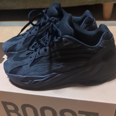 adidas YEEZY BOOST 700 V2 "Vanta"