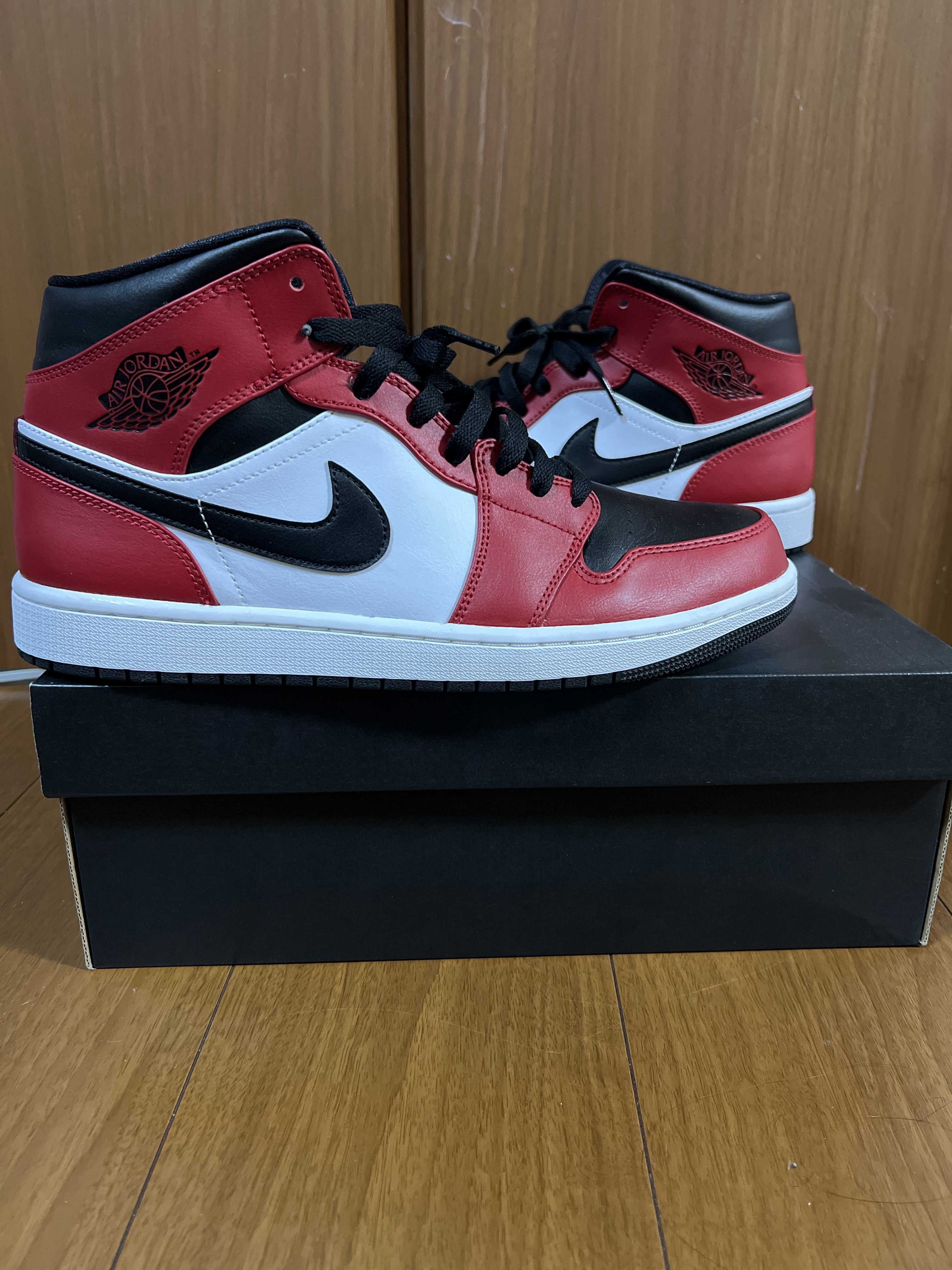 Nike Air Jordan 1 Mid "Chicago Black Toe"