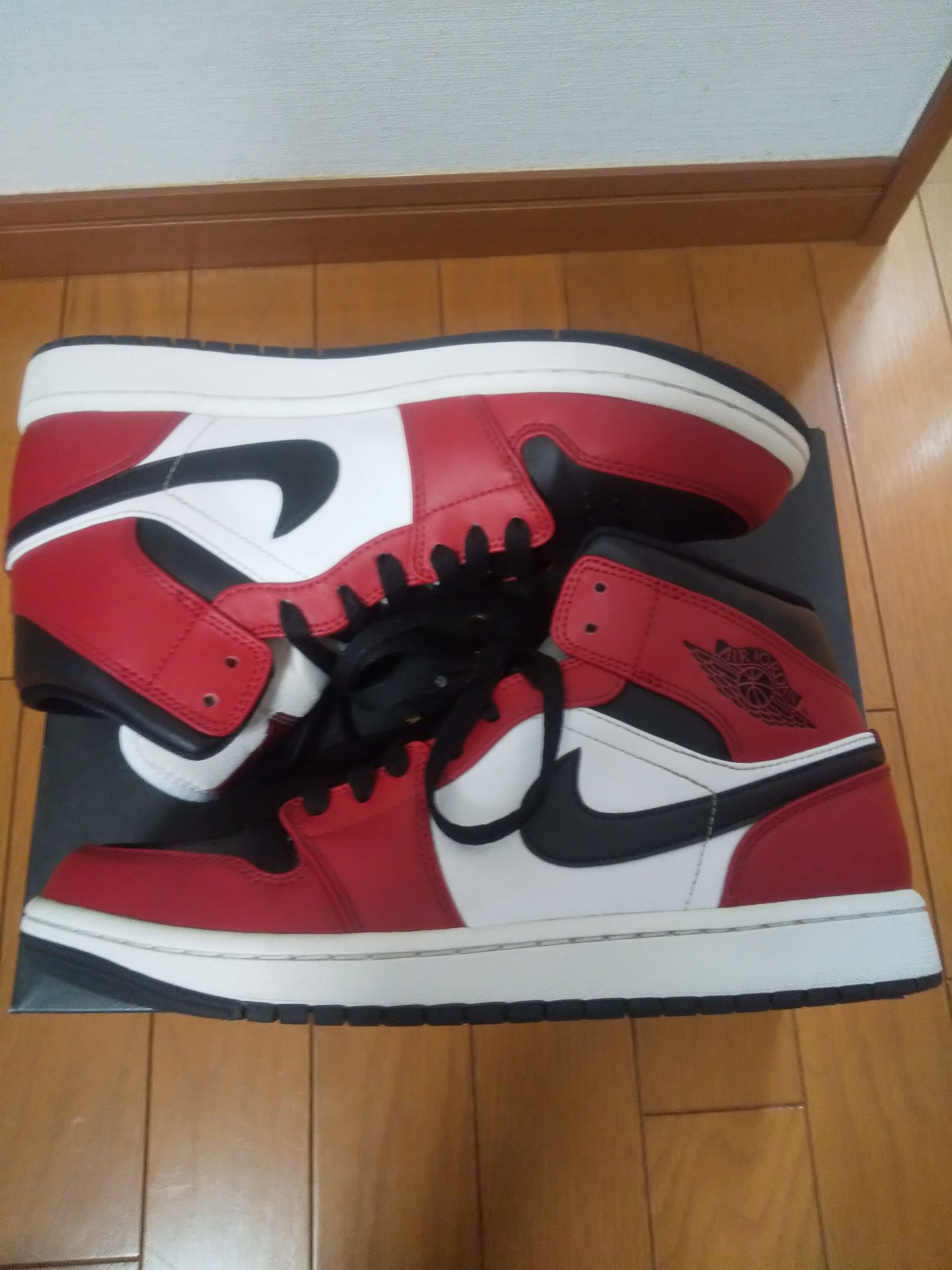 Nike Air Jordan 1 Mid "Chicago Black Toe"