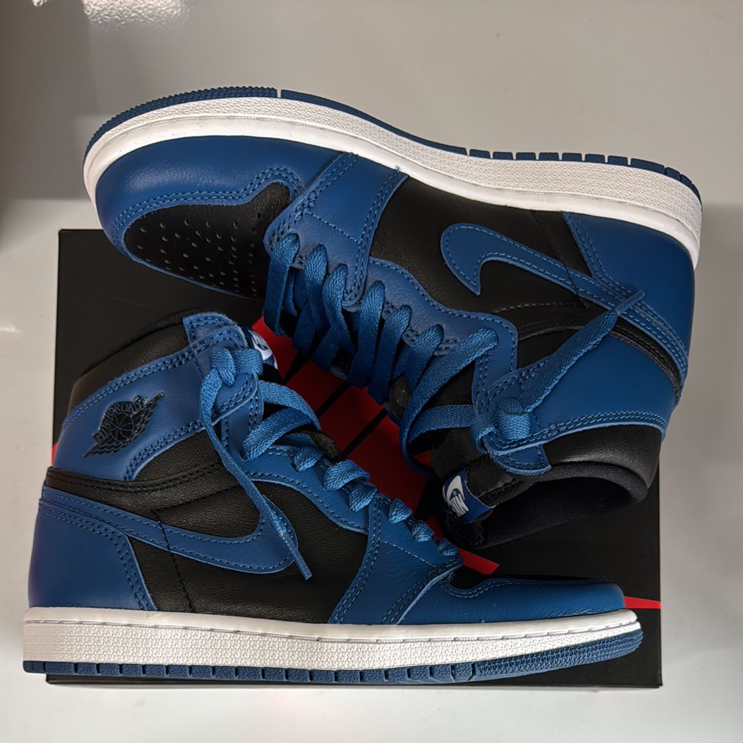 Nike Air Jordan 1 Retro High OG "Dark Marina Blue"
