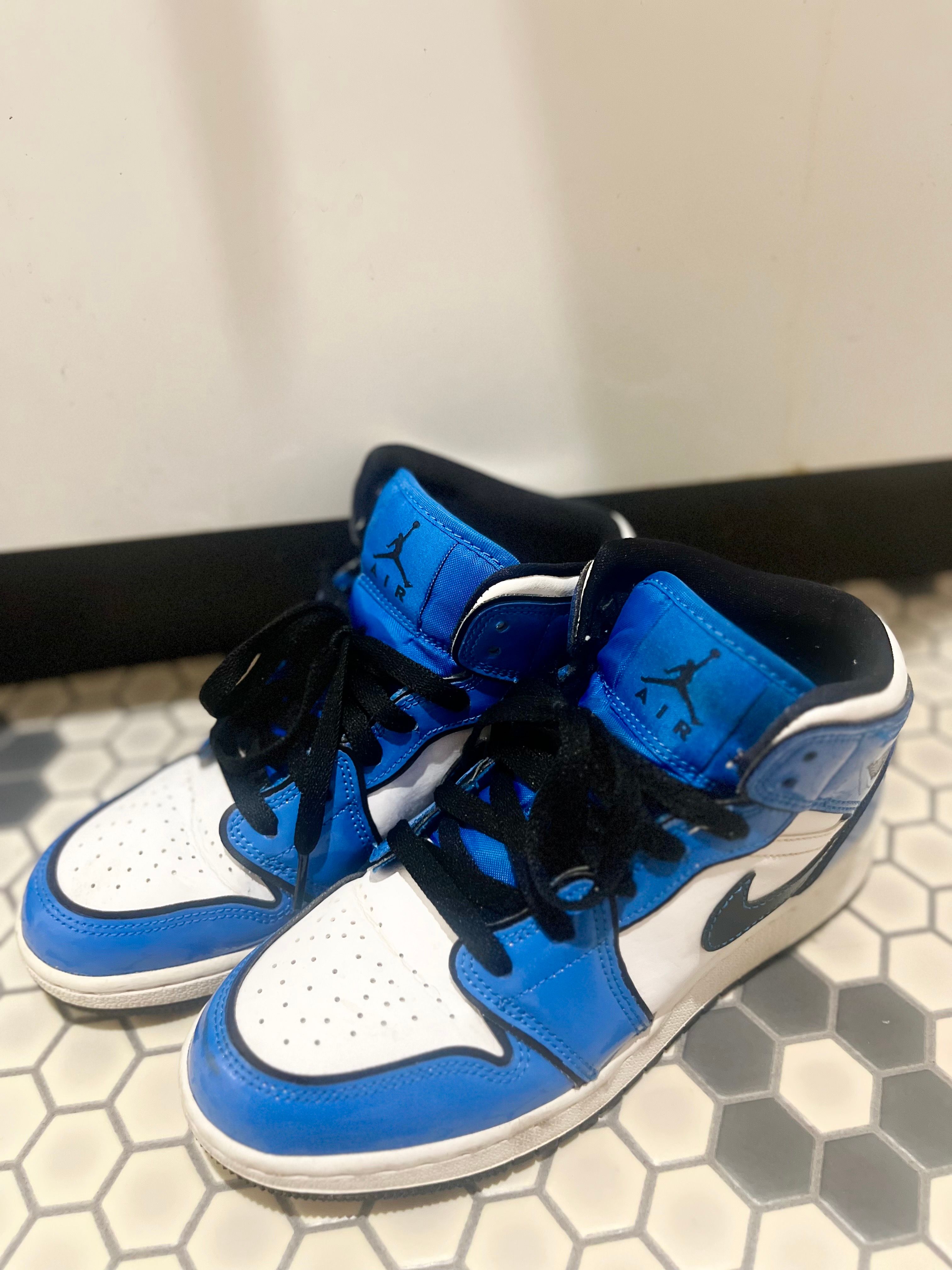 Nike GS Air Jordan 1 Mid SE "Signal Blue"