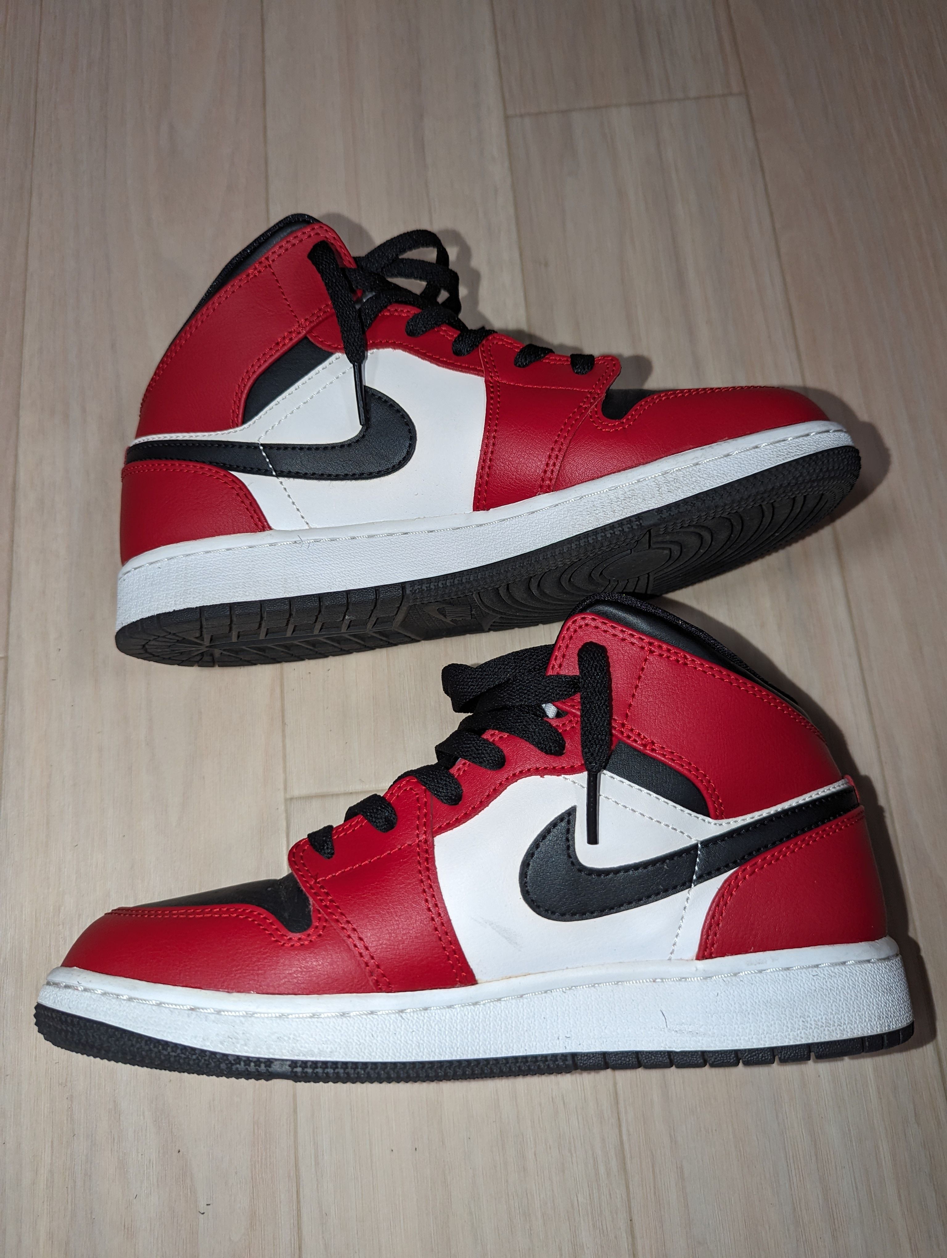 Nike Air Jordan 1 Mid "Chicago Black Toe"
