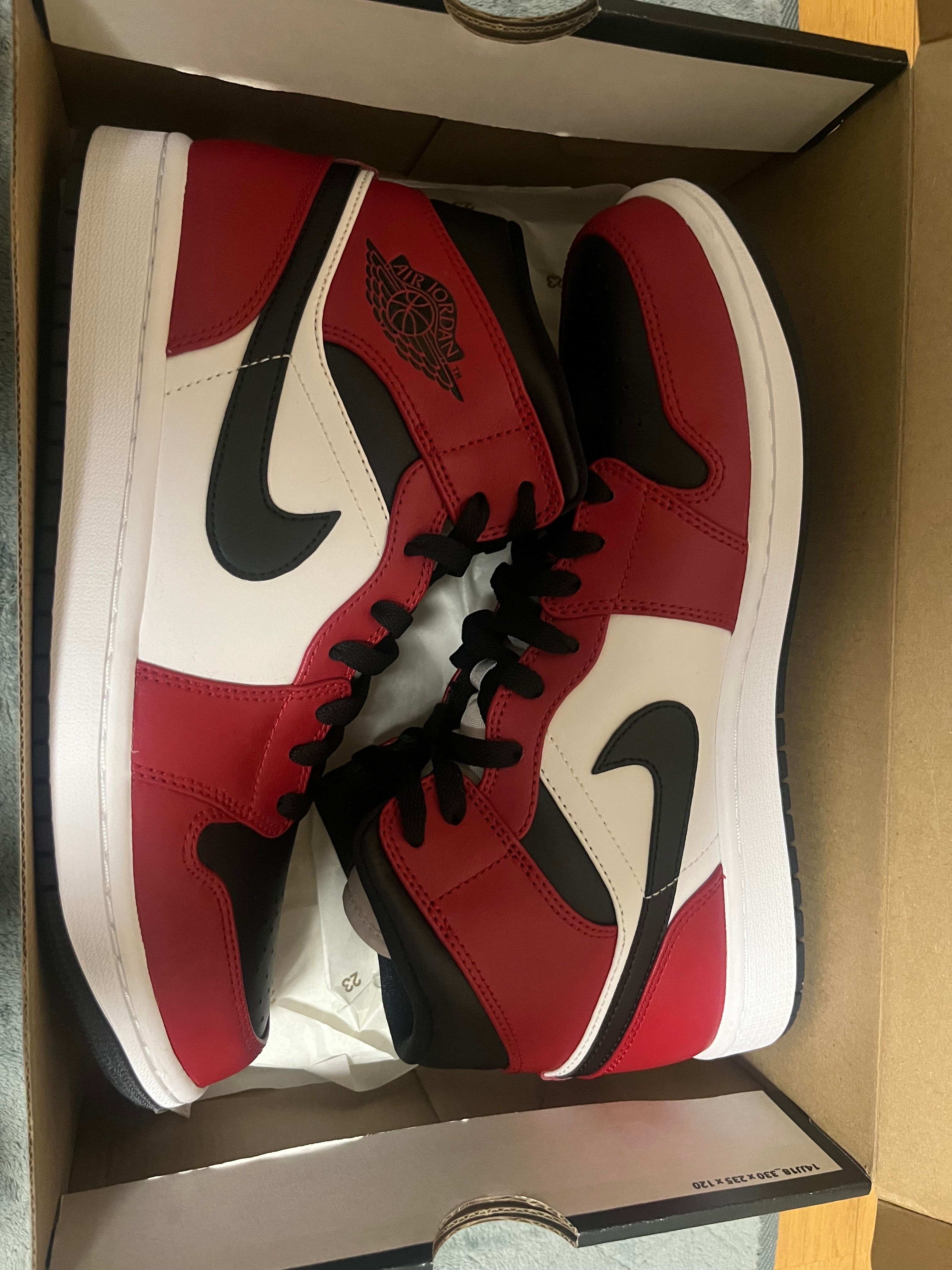 Nike Air Jordan 1 Mid "Chicago Black Toe"