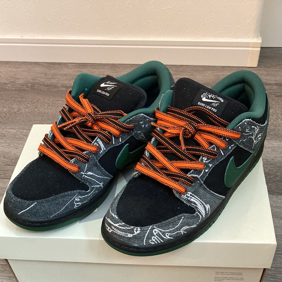 There Skateboards × Nike SB Dunk Low Pro "Anthracite and Gorge Green"