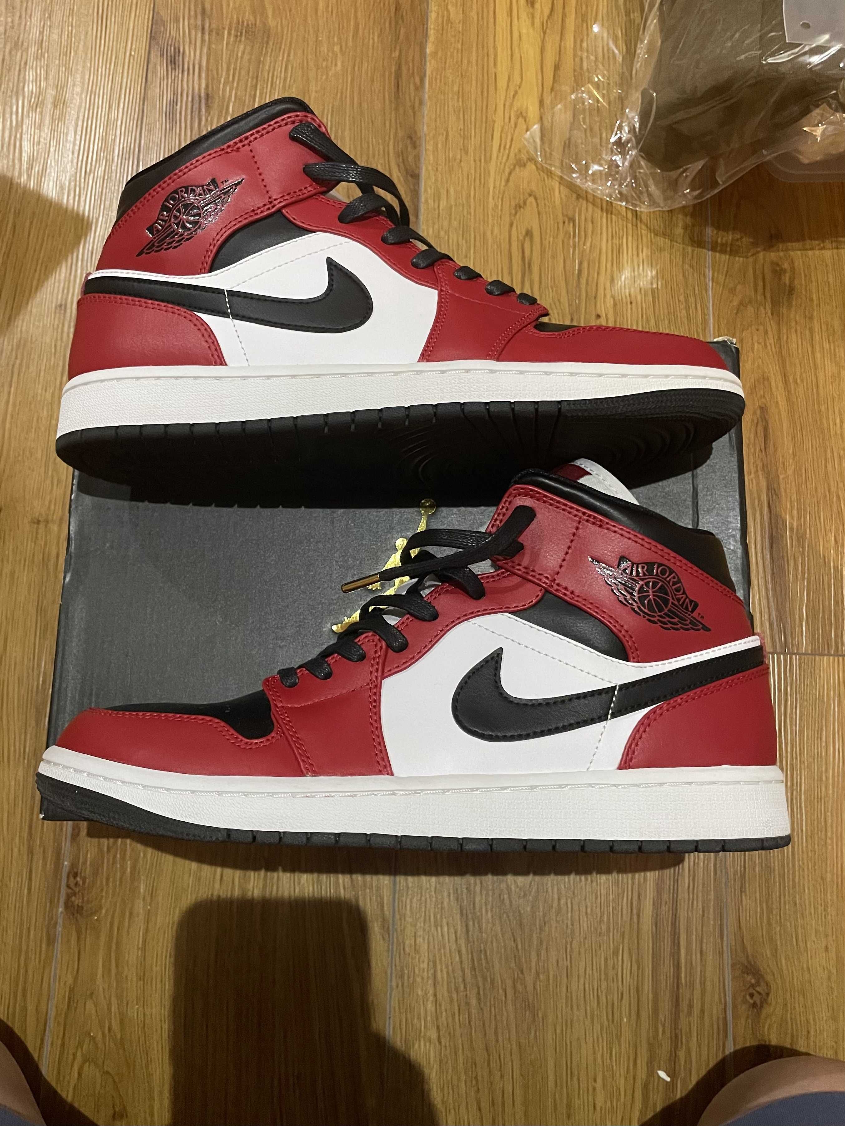Nike Air Jordan 1 Mid "Chicago Black Toe"