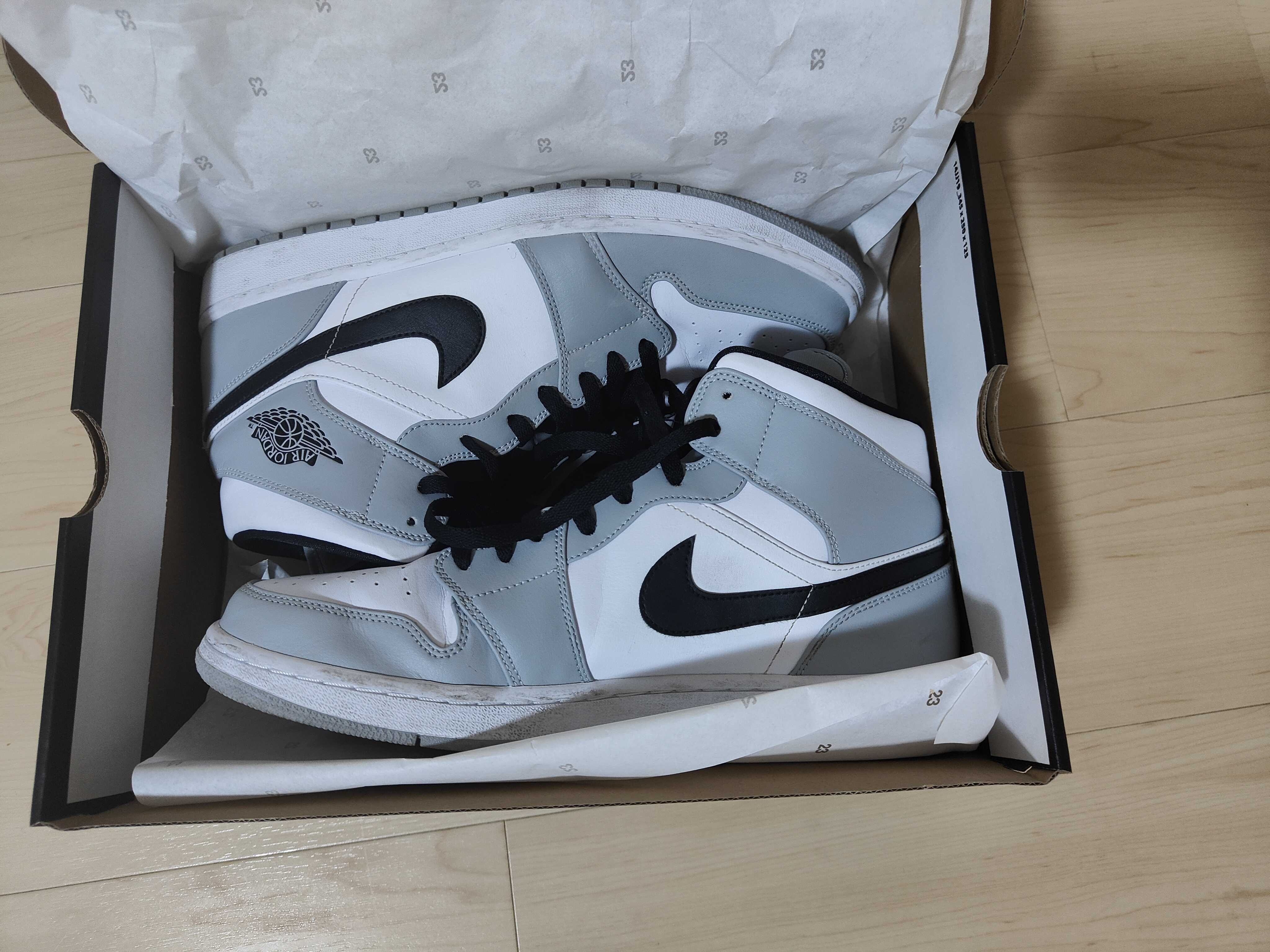Nike Air Jordan 1 Mid "Light Smoke Grey/White/Black"