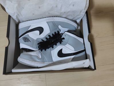 Nike Air Jordan 1 Mid "Light Smoke Grey/White/Black"