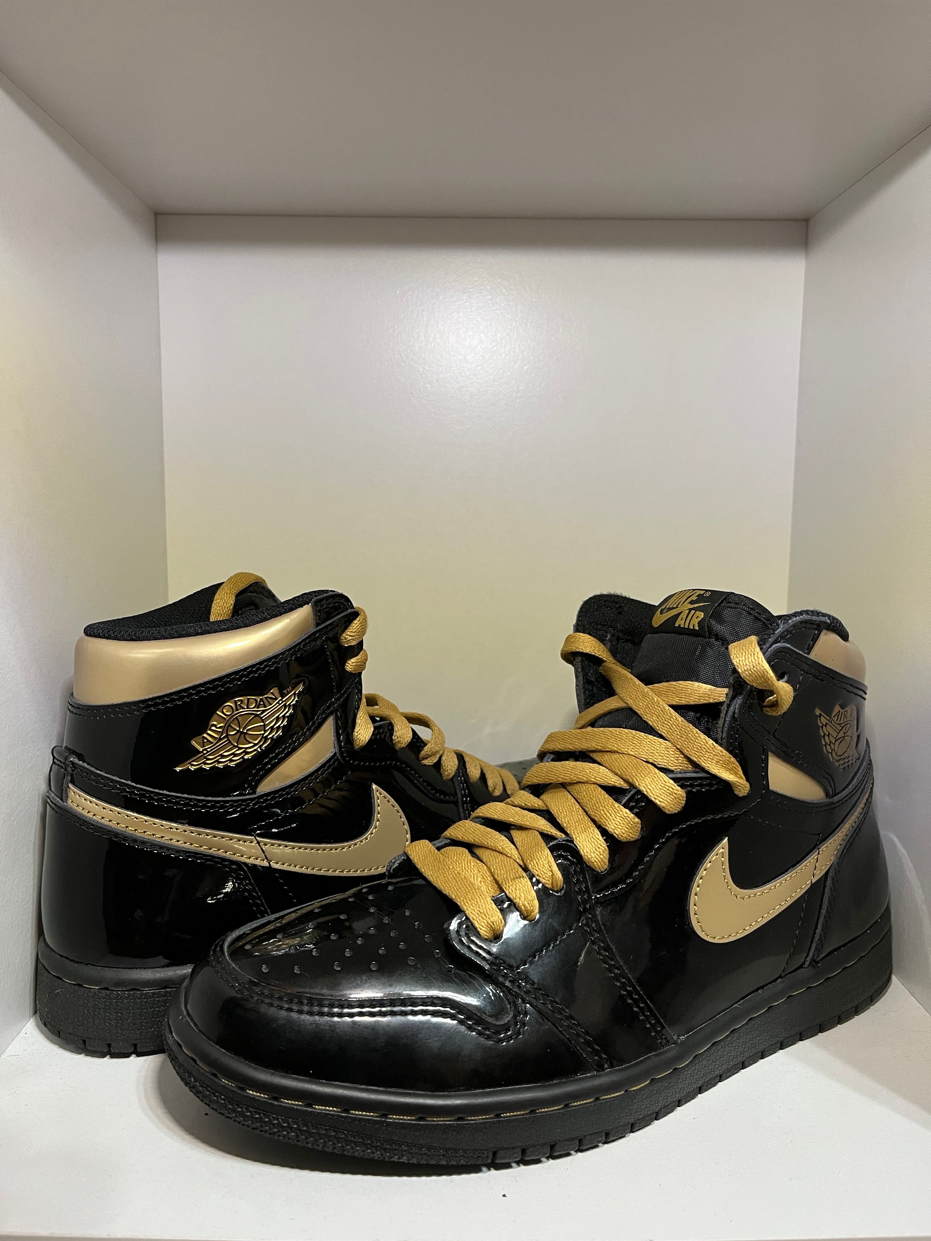 Nike Air Jordan 1 High OG "Black-Metalic Gold"