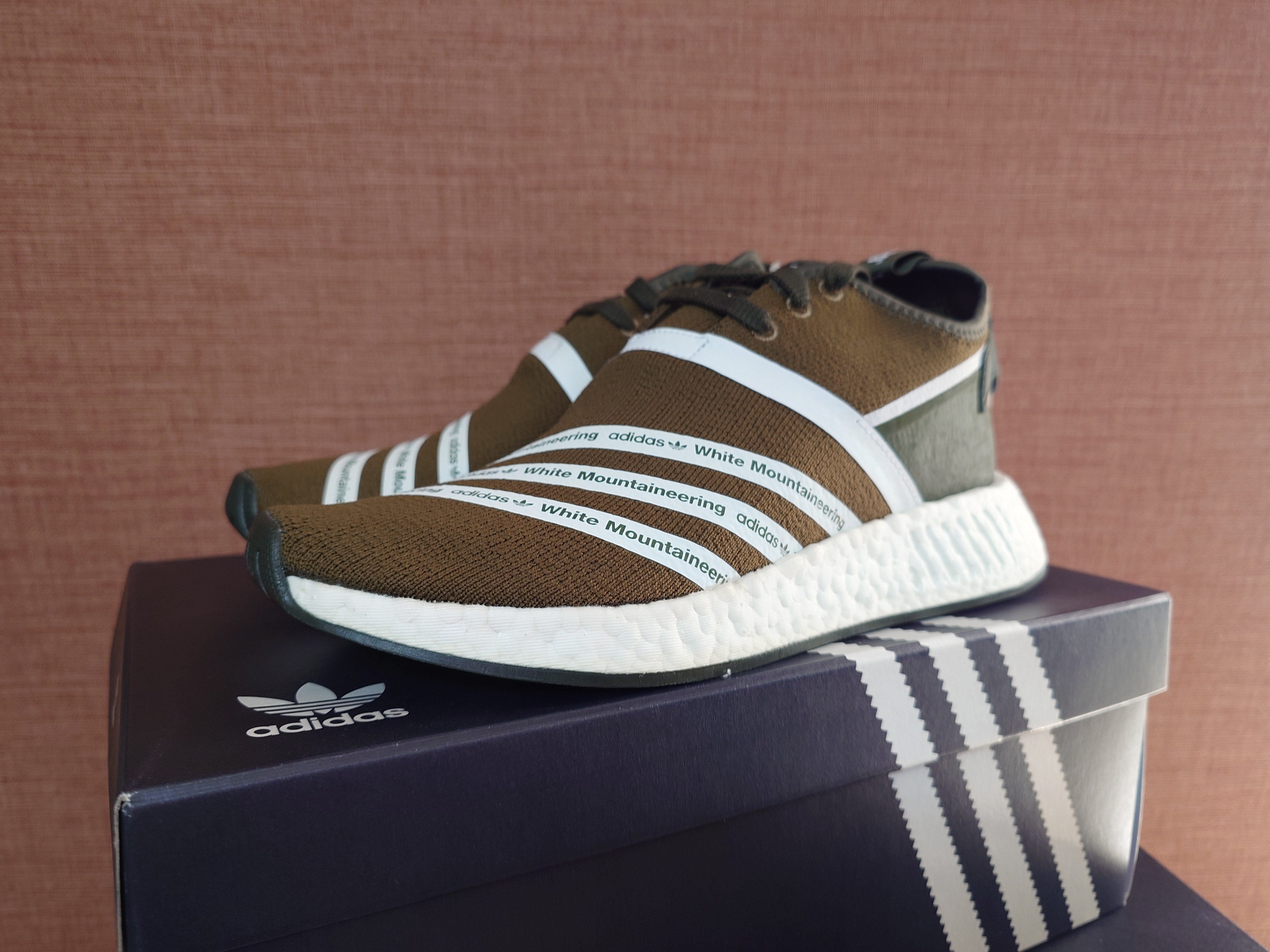 ホワイトマウンテニアリング × アディダス NMD R2 PK "トラオリ"