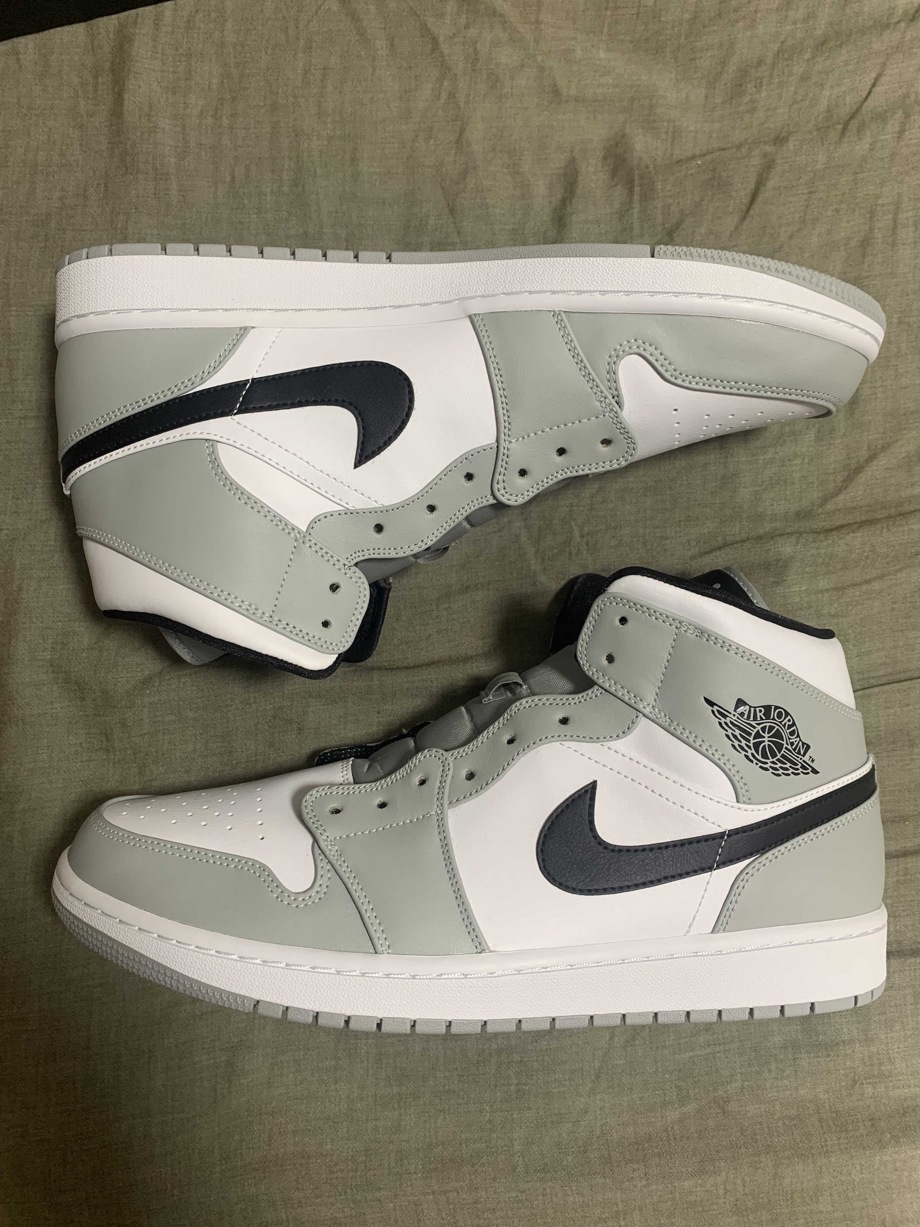 Nike Air Jordan 1 Mid "Light Smoke Grey/White/Black"