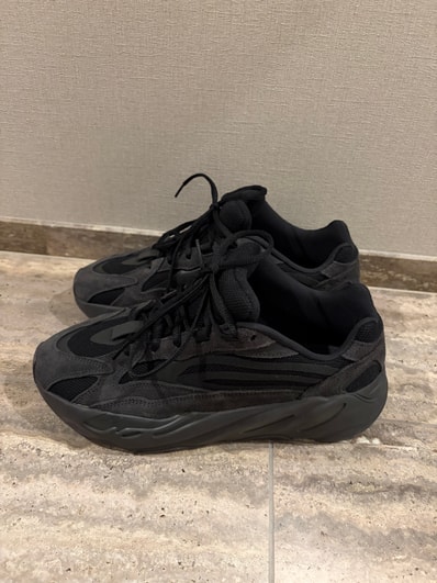 adidas YEEZY BOOST 700 V2 "Vanta"