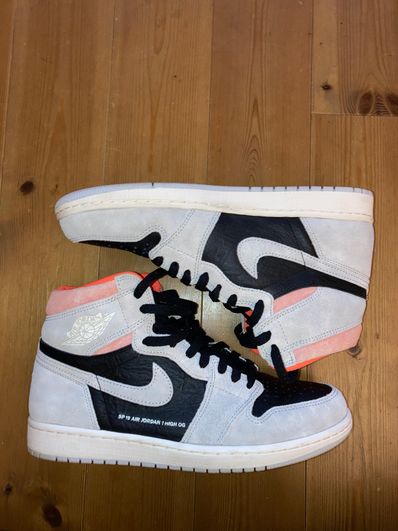 Nike Air Jordan 1 RETRO High OG "Hyper Crimson"
