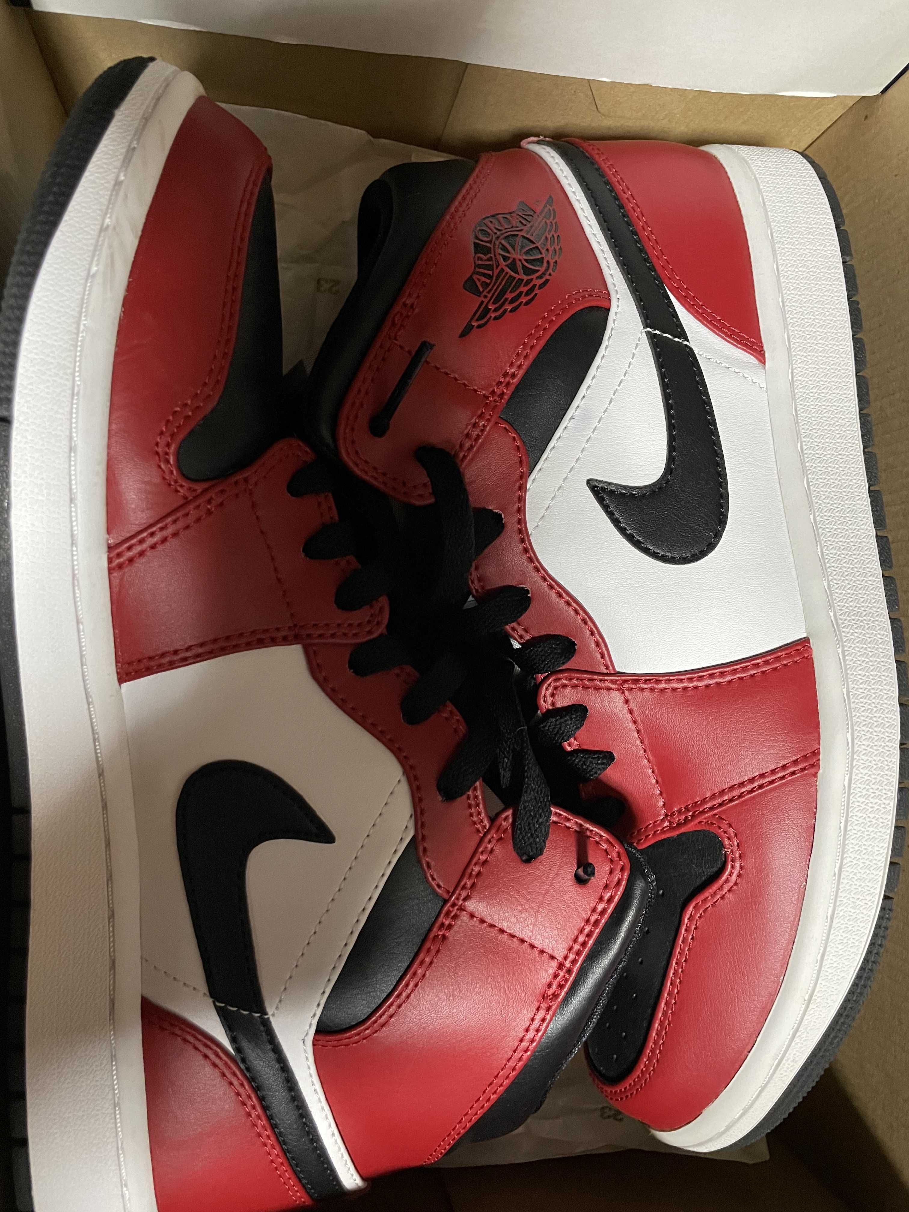 Nike Air Jordan 1 Mid "Chicago Black Toe"