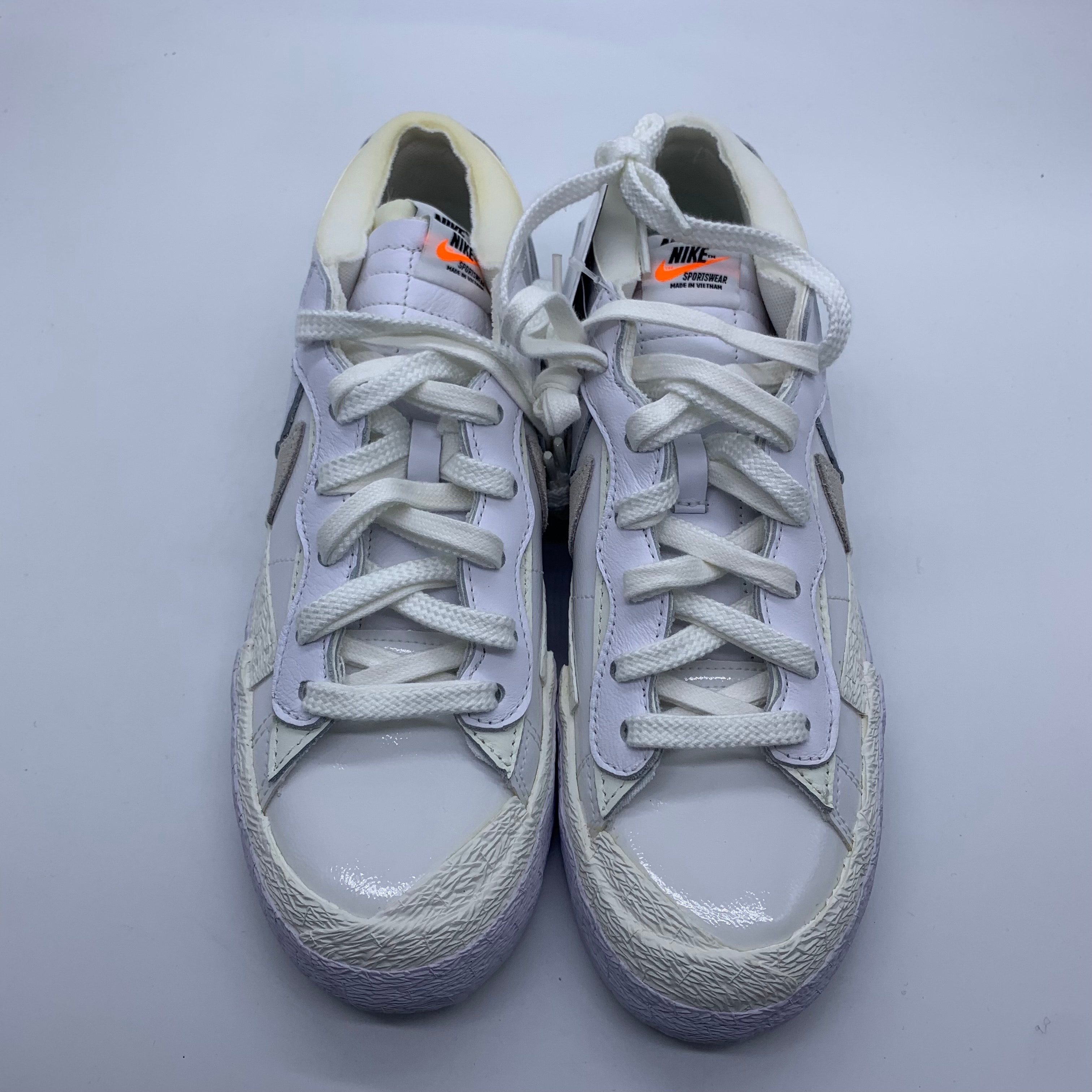 サカイ × ナイキ ブレーザー ロー "ホワイト パテント レザー"