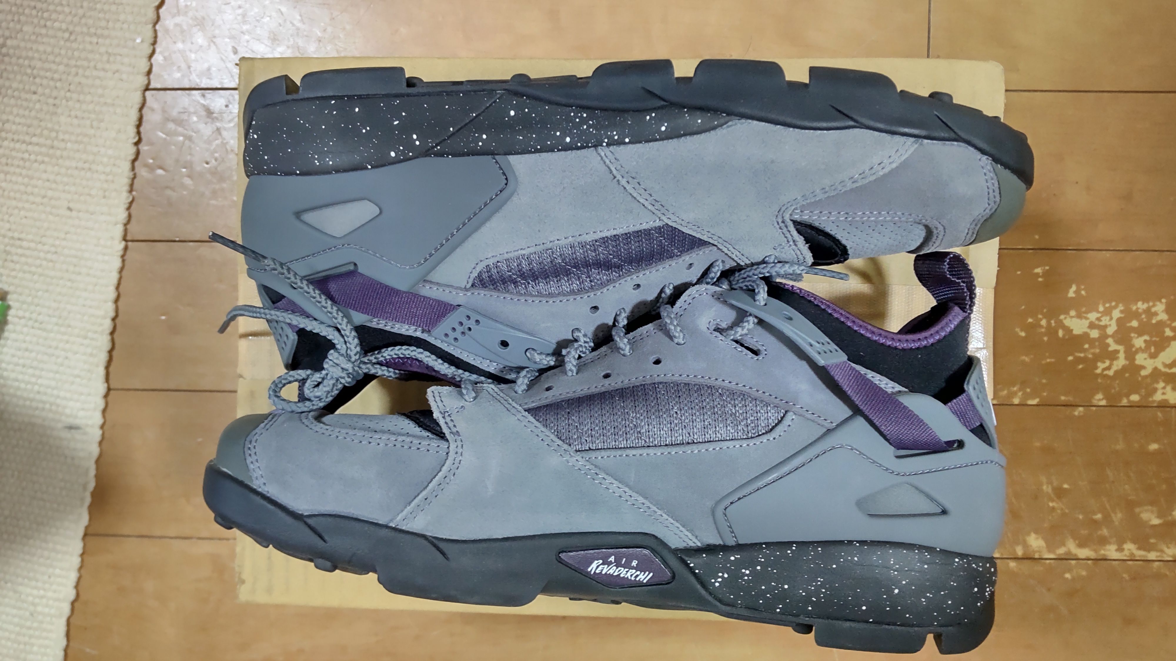 ナイキ エアリバデルチ "フリント グレイ"