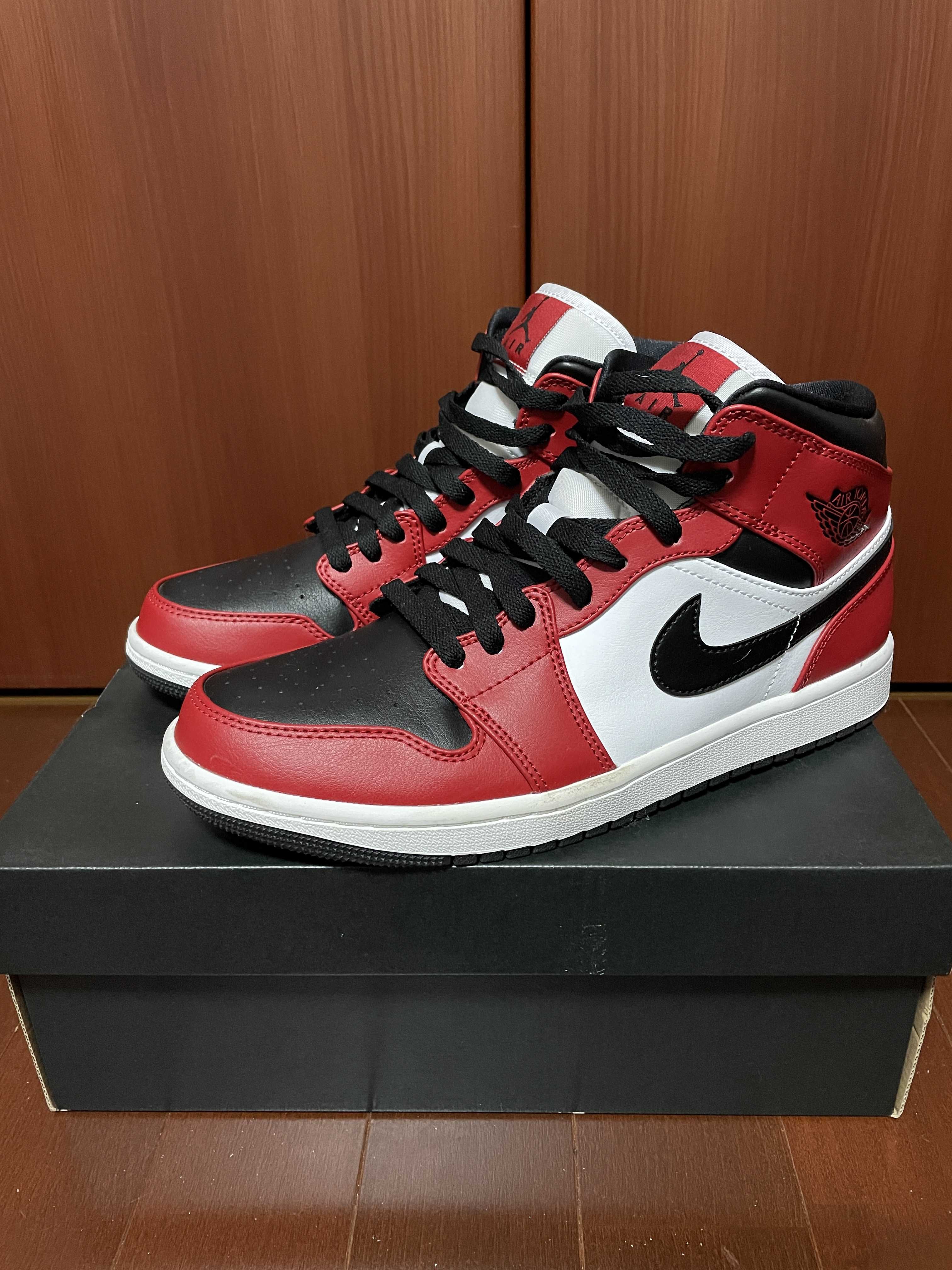 Nike Air Jordan 1 Mid "Chicago Black Toe"