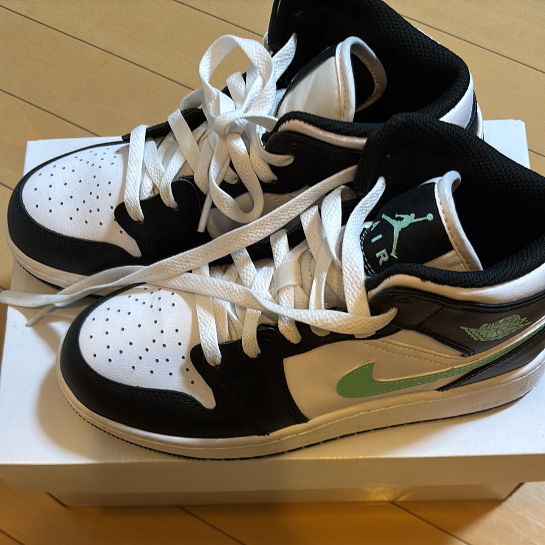 Nike GS Air Jordan 1 Mid "White/Black/Green Glow"
