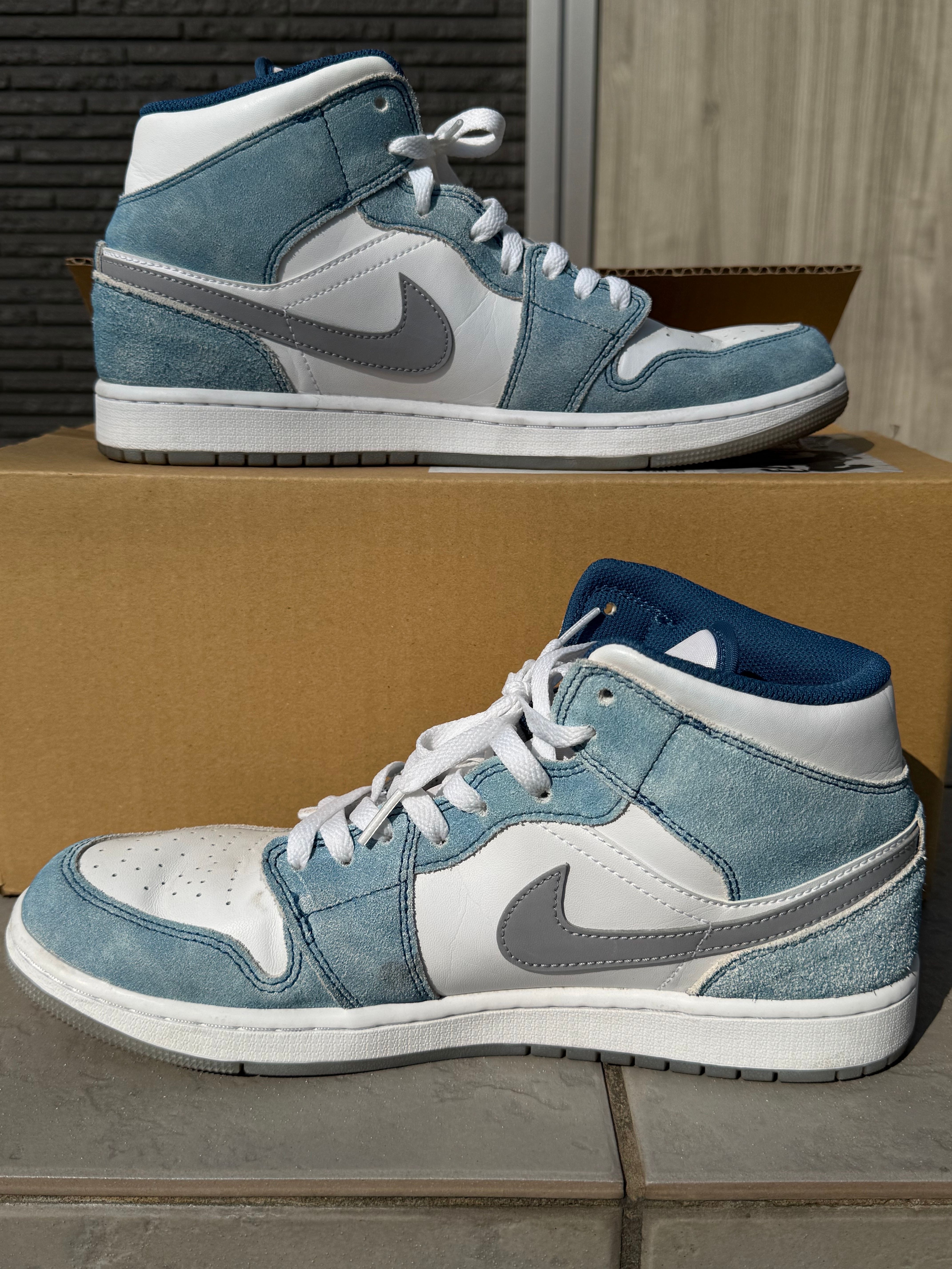 Nike Air Jordan 1 Mid SE "White/Hyper Royal/Red"