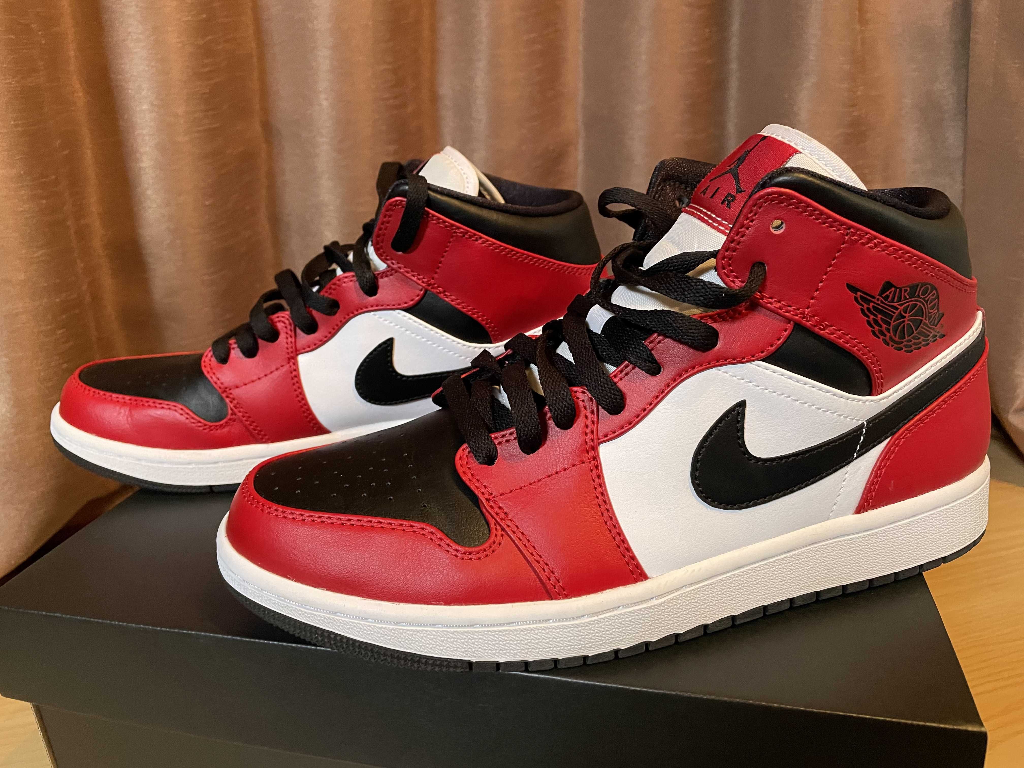 Nike Air Jordan 1 Mid "Chicago Black Toe"