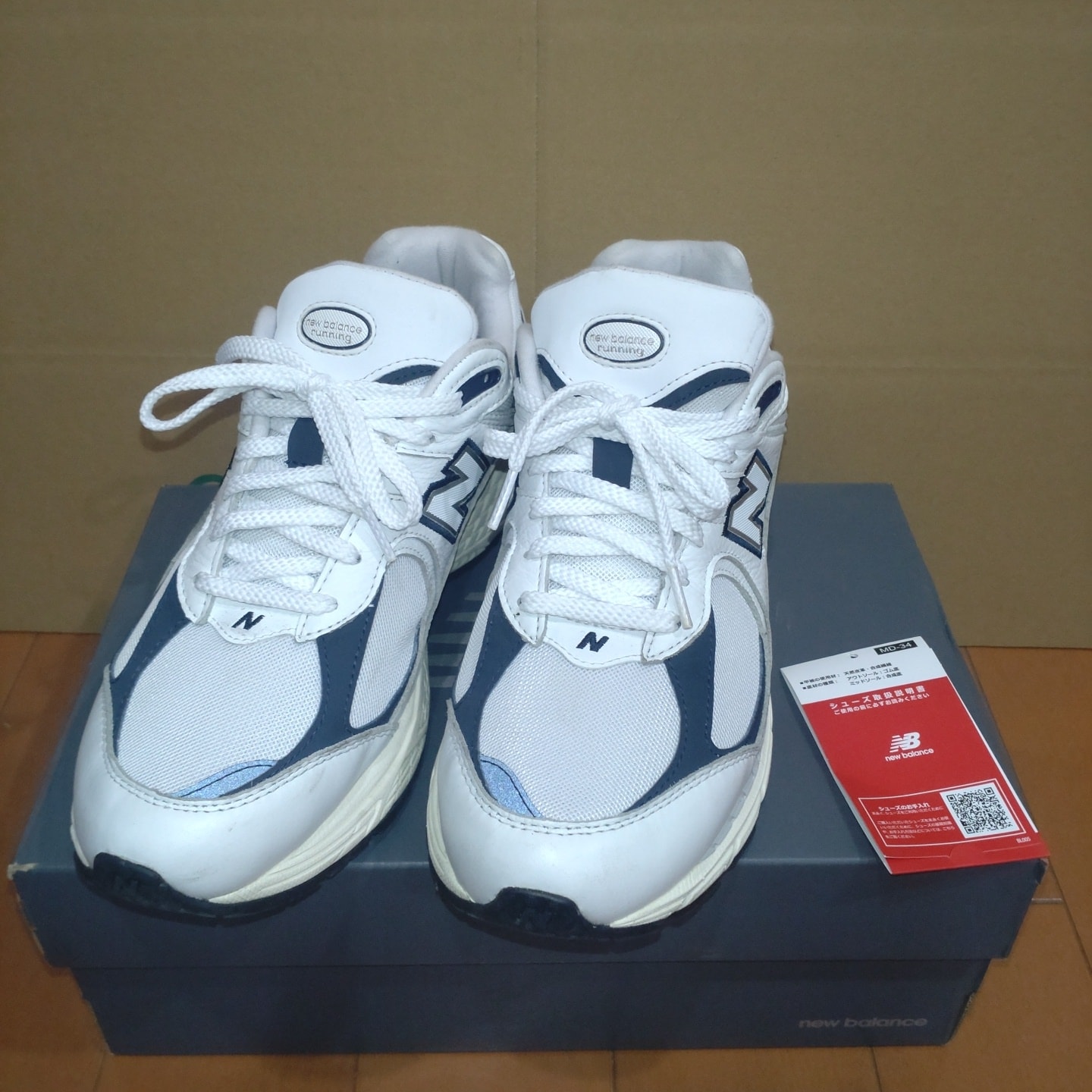 ニューバランス 2002R "ホワイト/ネイビー"
