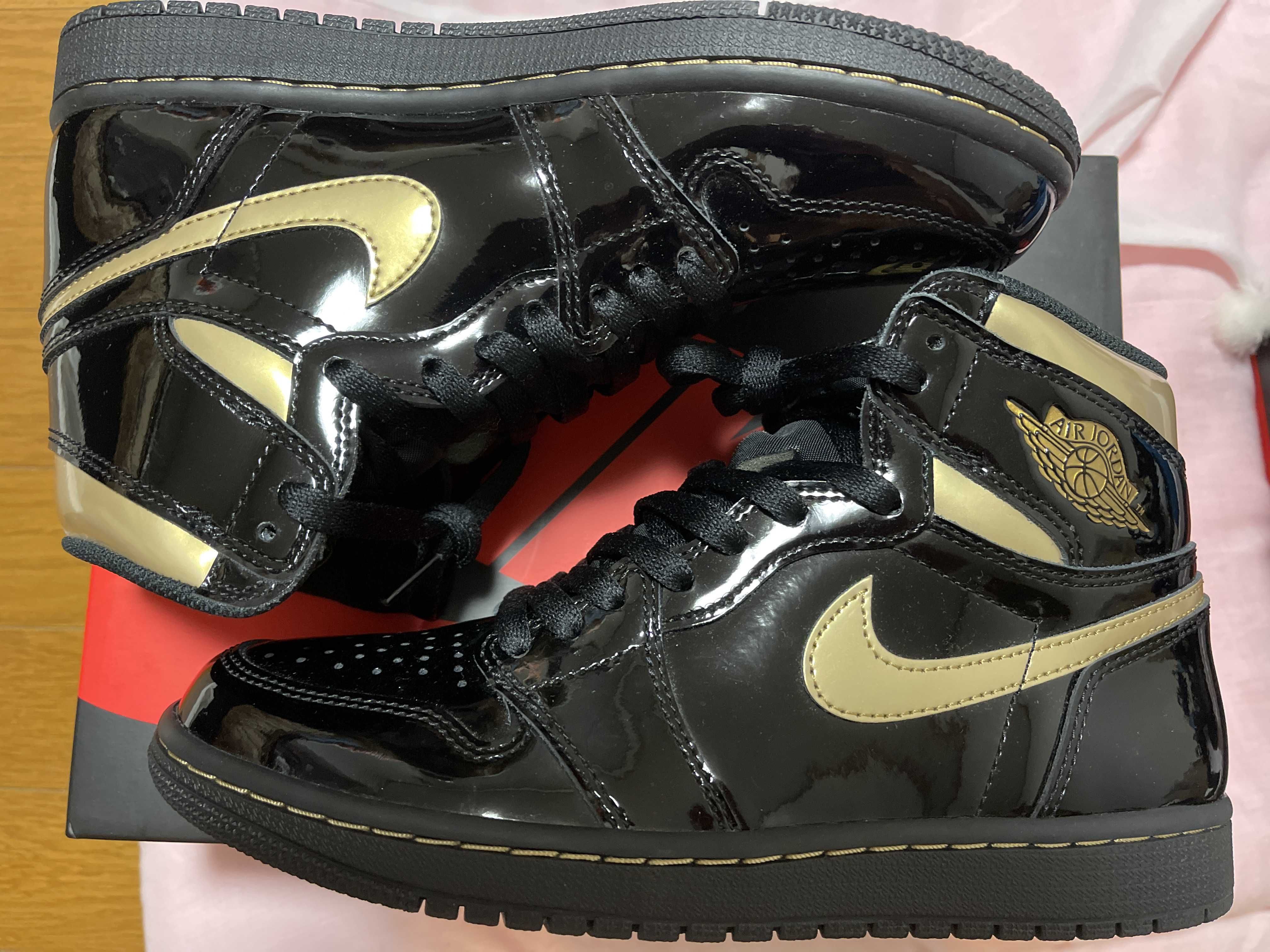 Nike Air Jordan 1 High OG "Black-Metalic Gold"