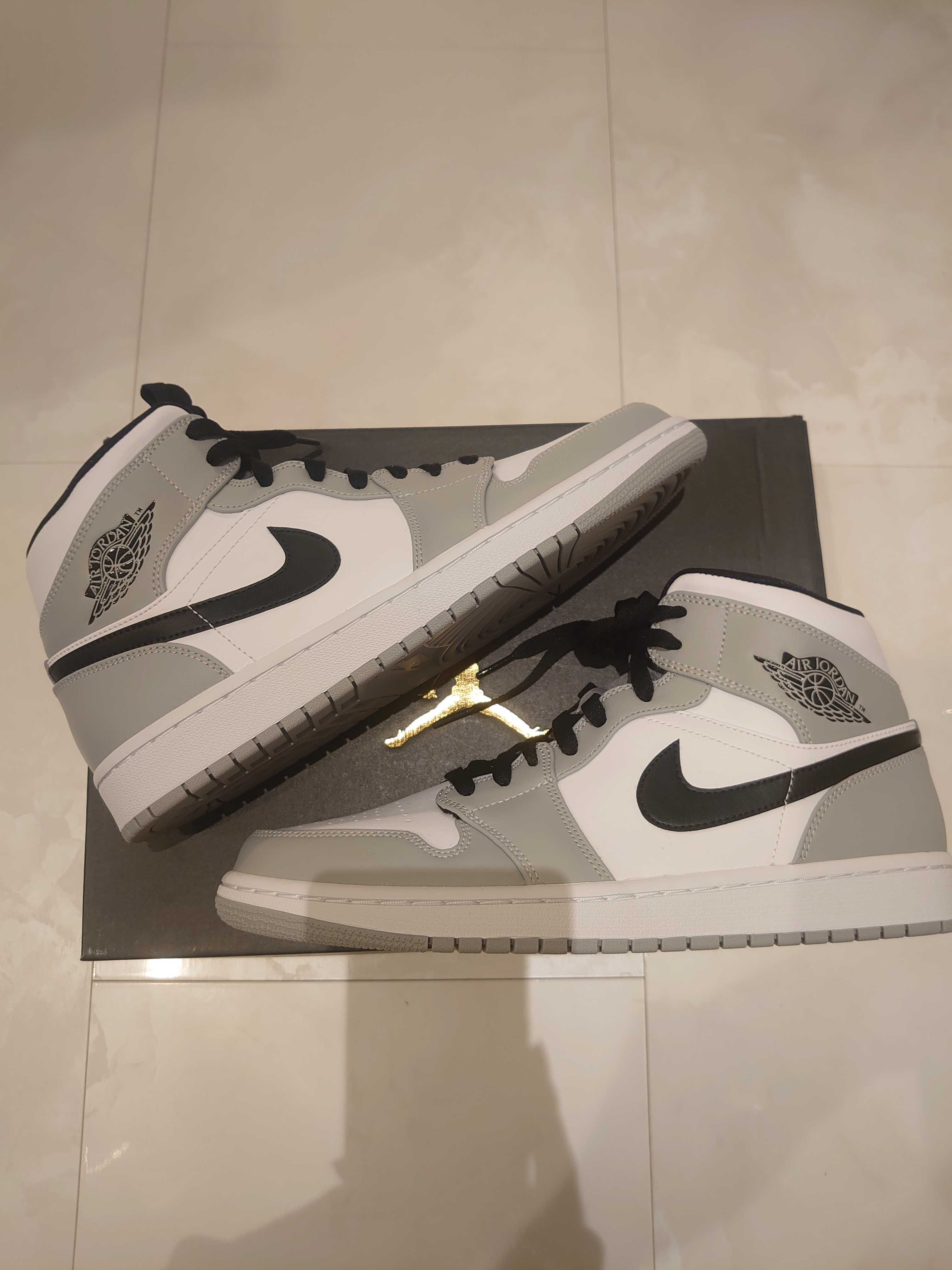Nike Air Jordan 1 Mid "Light Smoke Grey/White/Black"