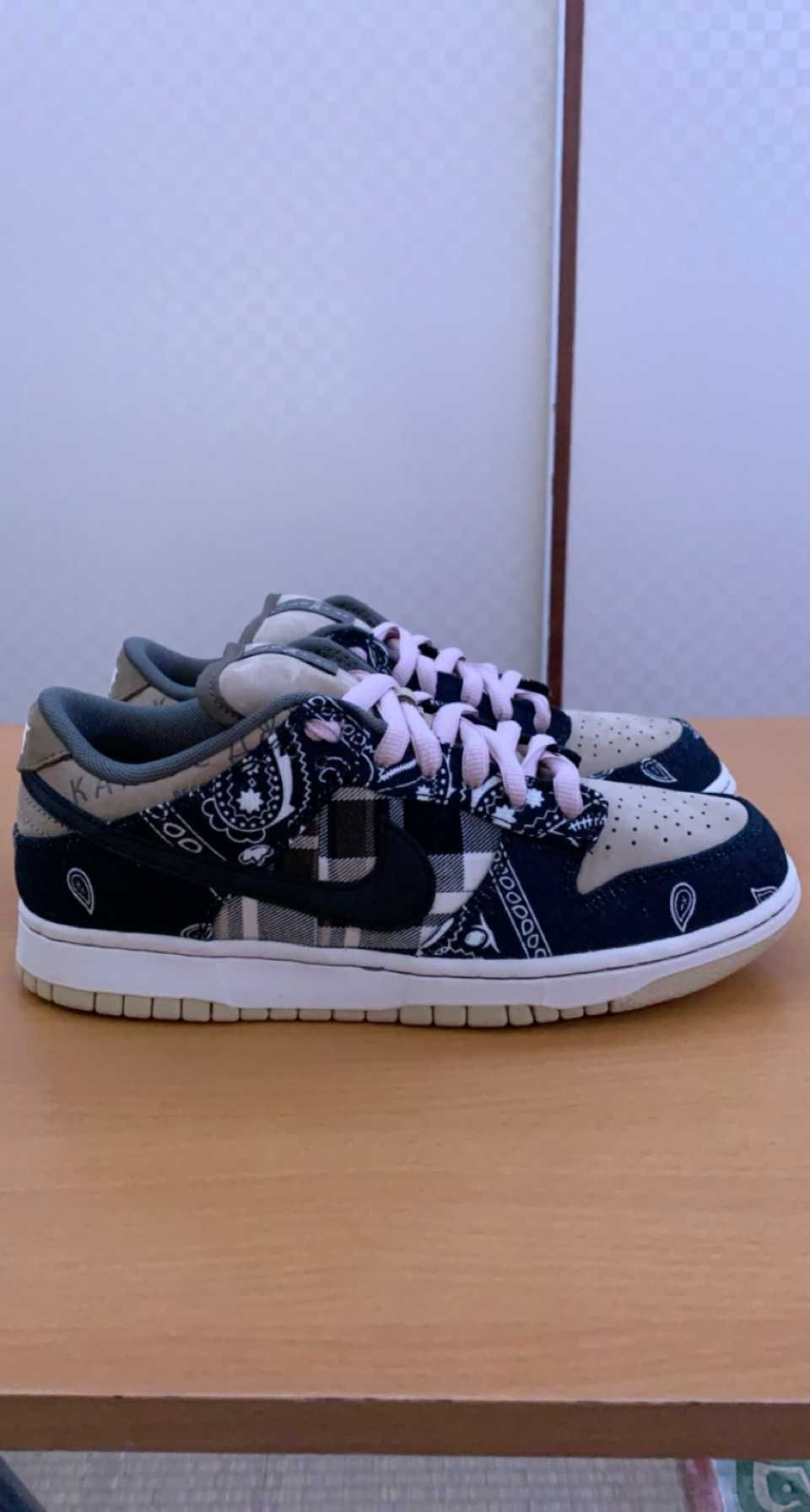 Travis Scott × Nike SB Dunk Low "Black/Parachute Beige"