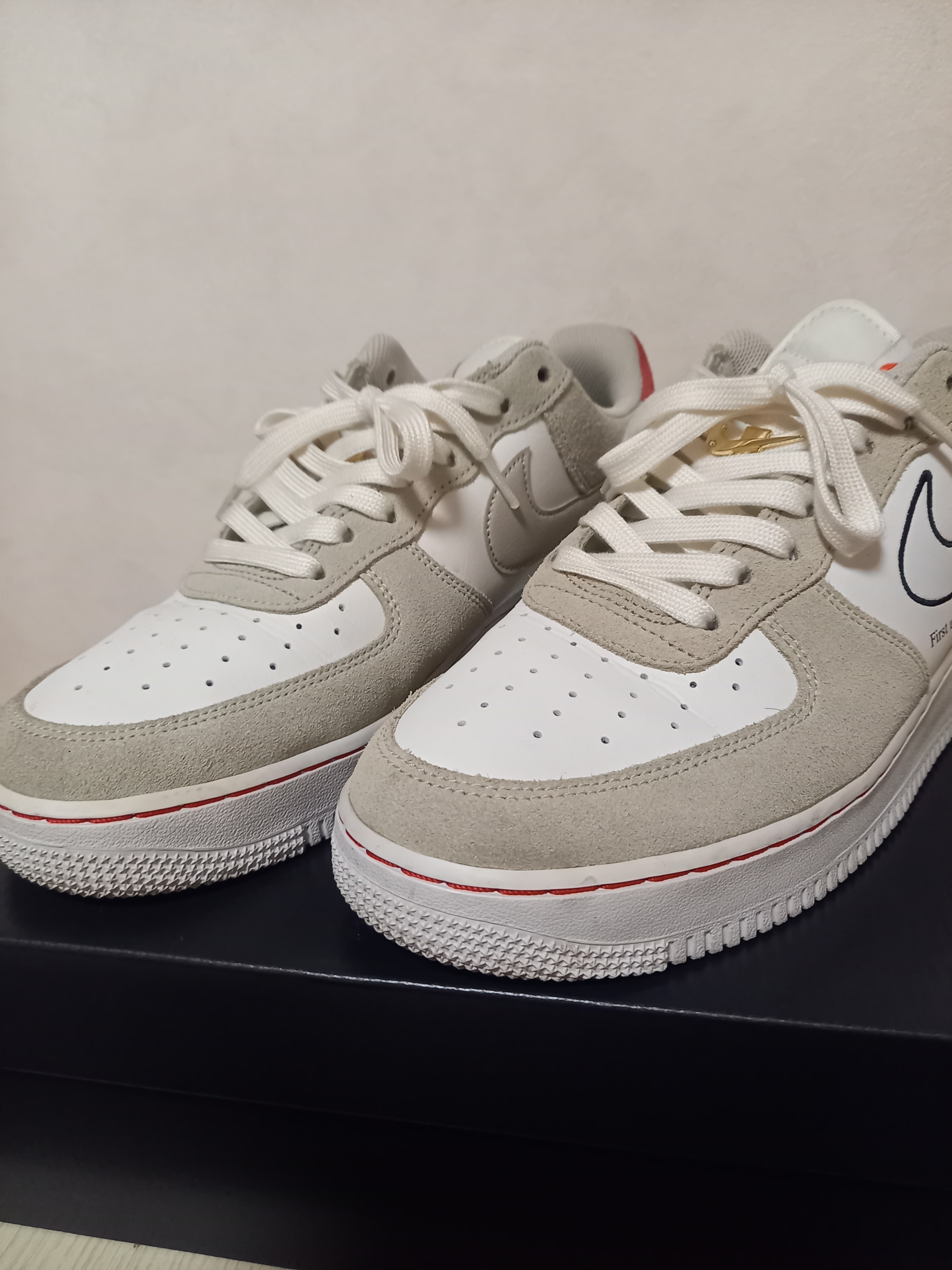 ナイキ エアフォース1 ロー ファースト ユーズ "ライトストーン"