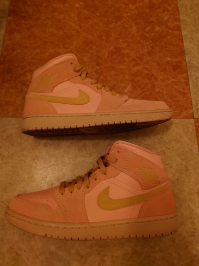 NIKE AIR JORDAN 1 MID "CORAL/GOLD"