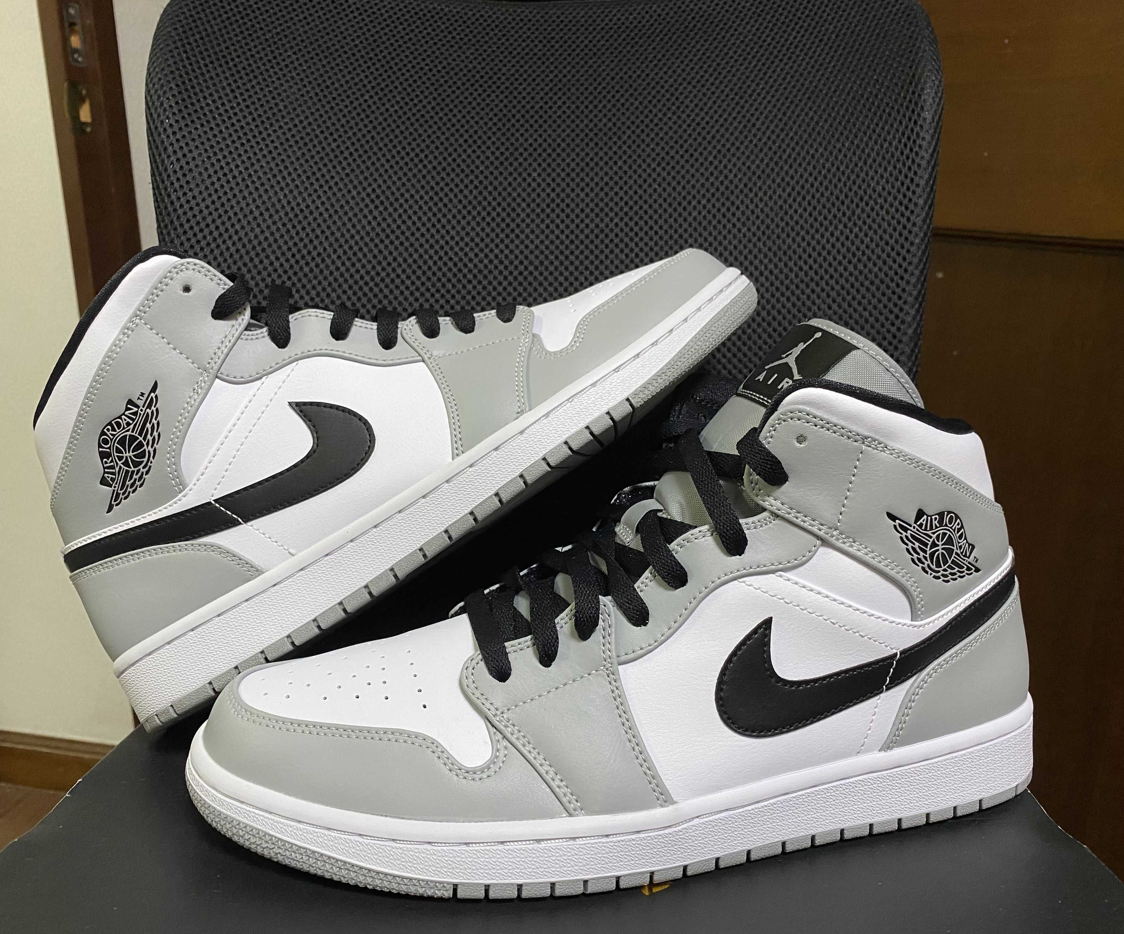 Nike Air Jordan 1 Mid "Light Smoke Grey/White/Black"