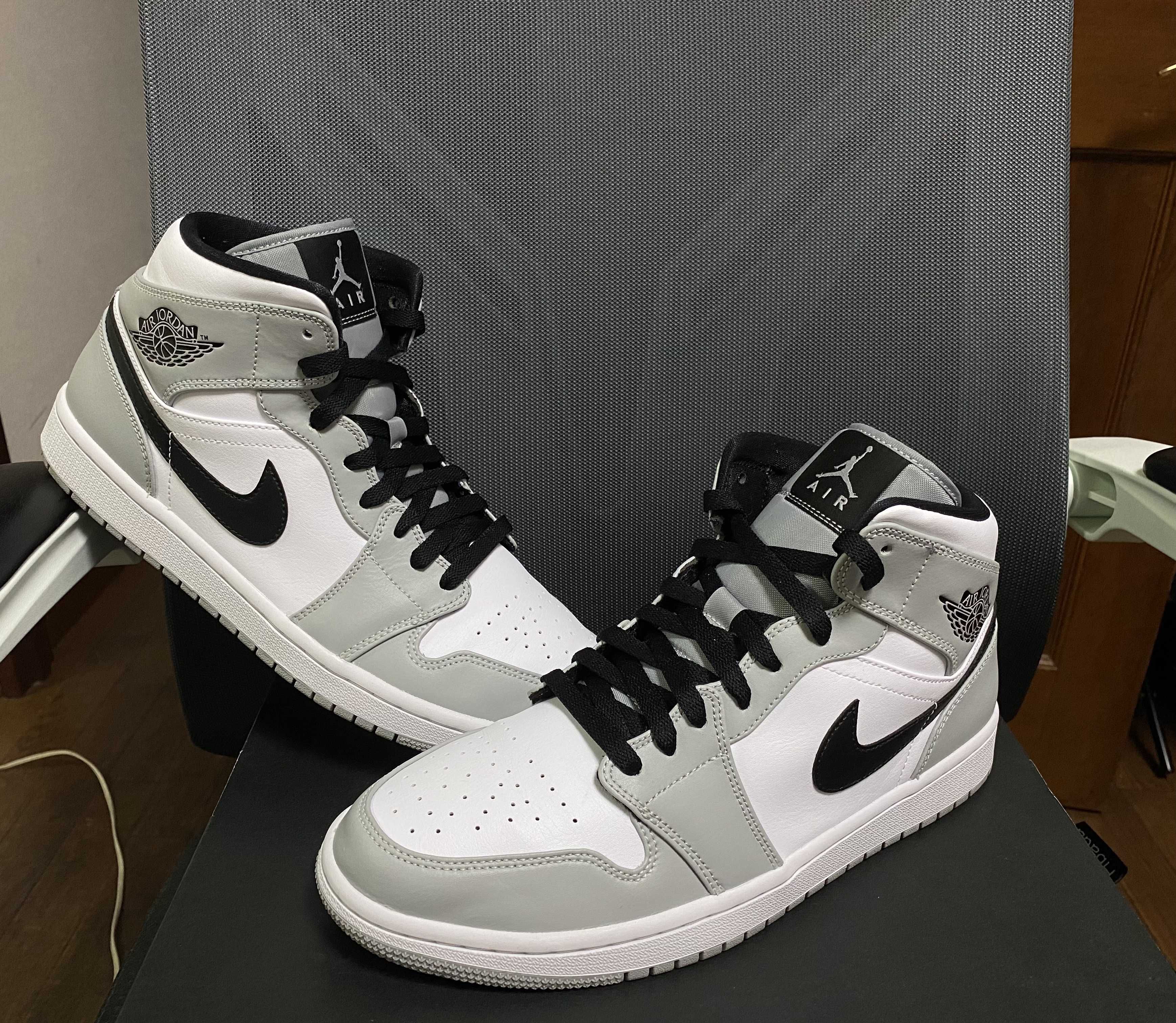 Nike Air Jordan 1 Mid "Light Smoke Grey/White/Black"