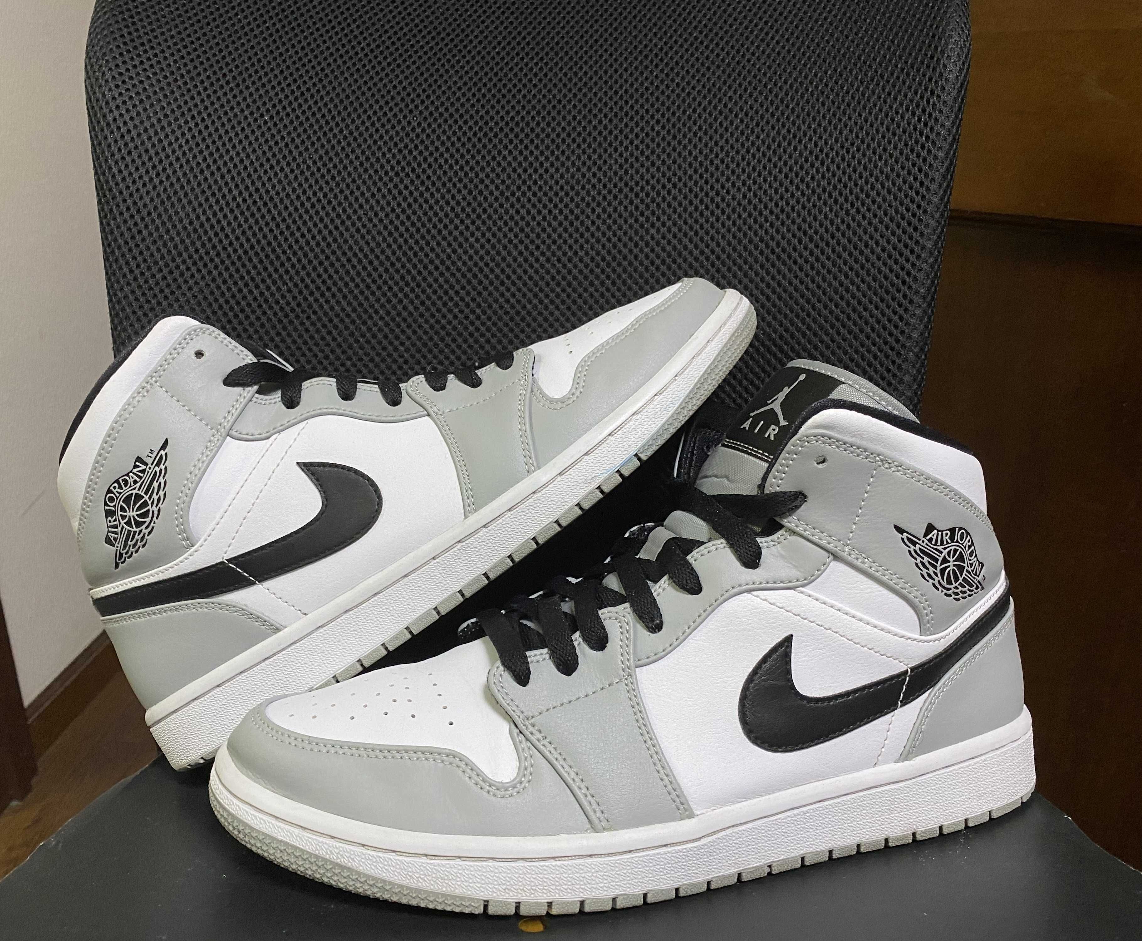 Nike Air Jordan 1 Mid "Light Smoke Grey/White/Black"